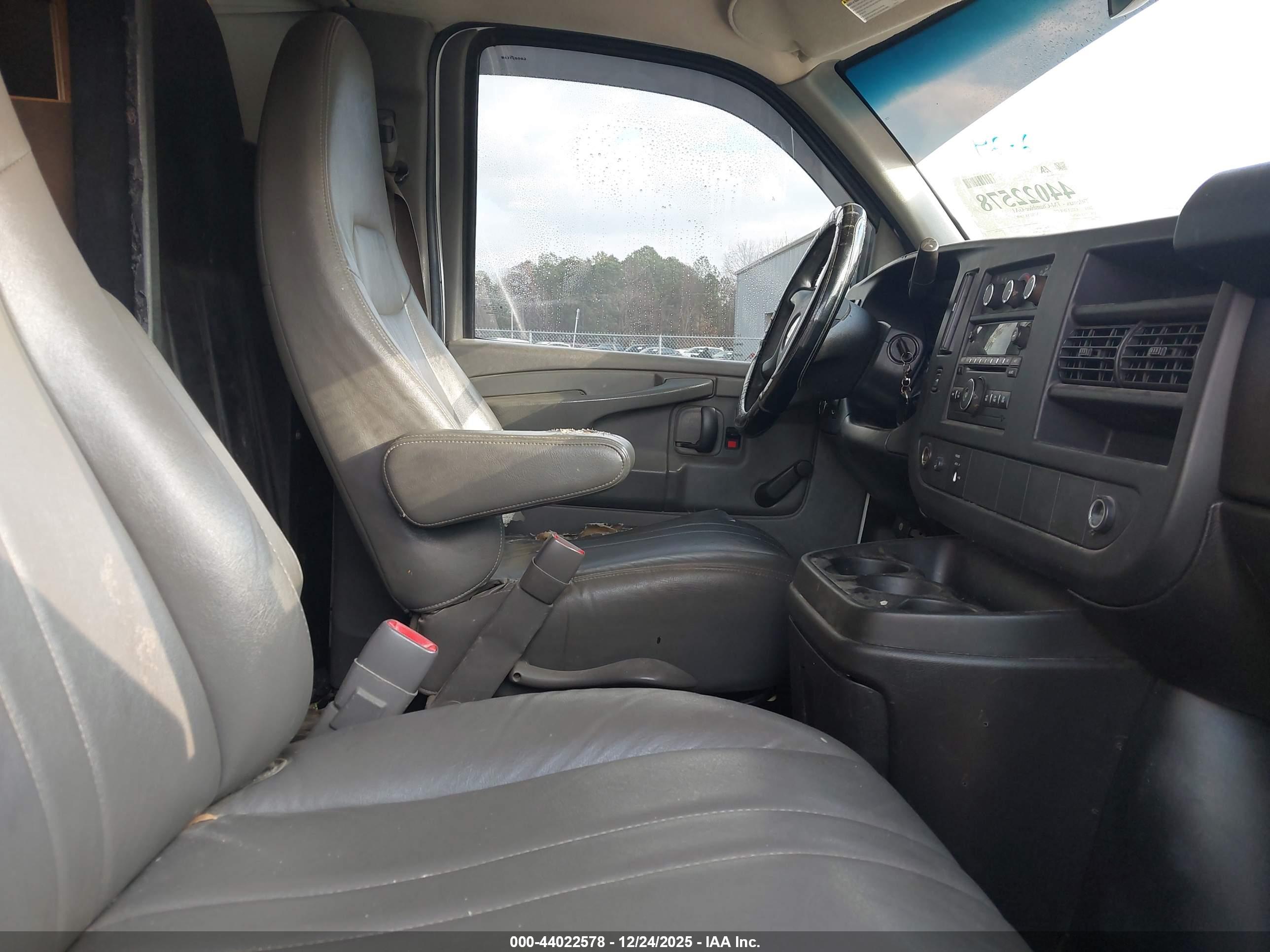 CHEVROLET EXPRESS image 5
