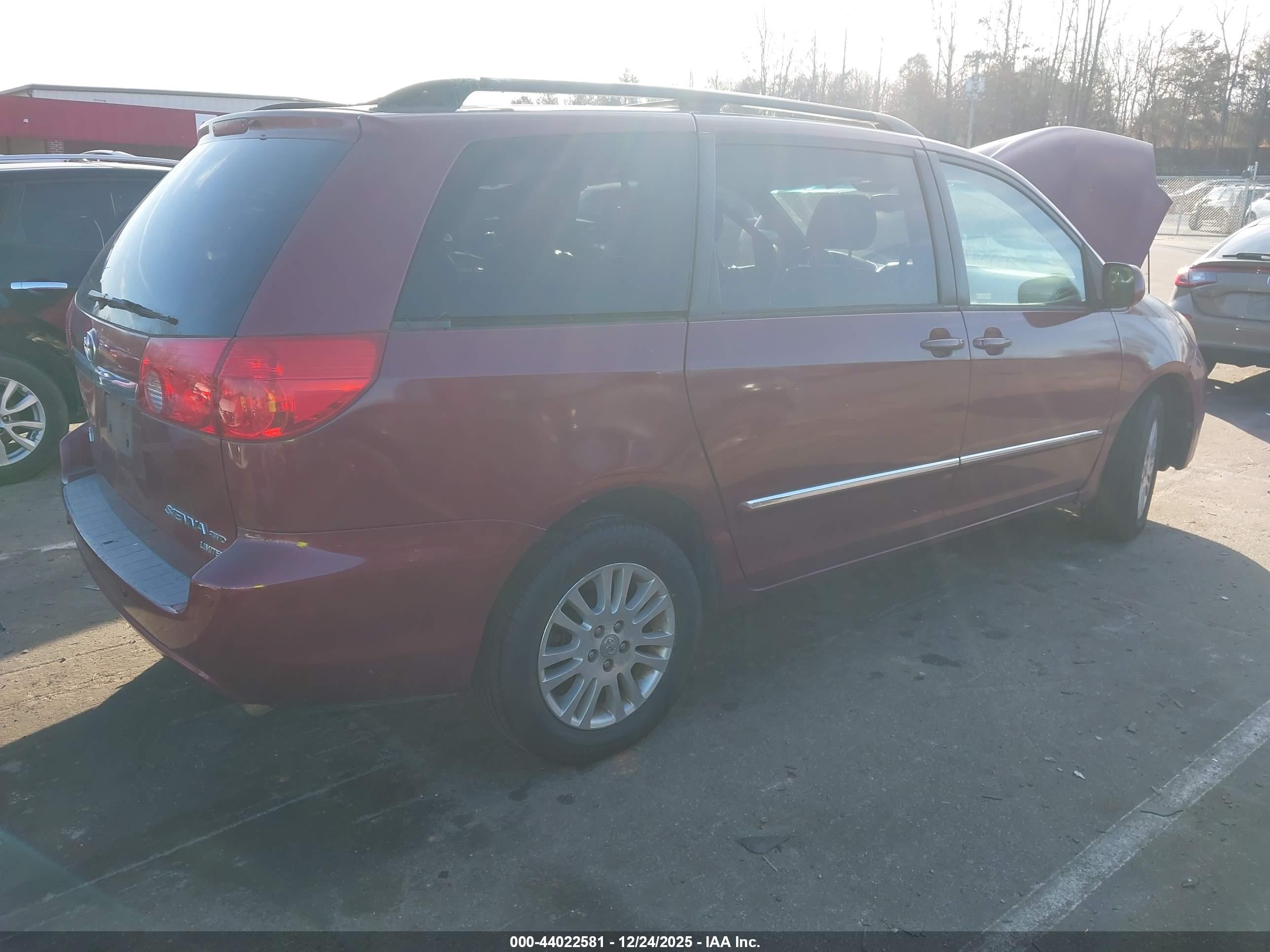 TOYOTA SIENNA image 4