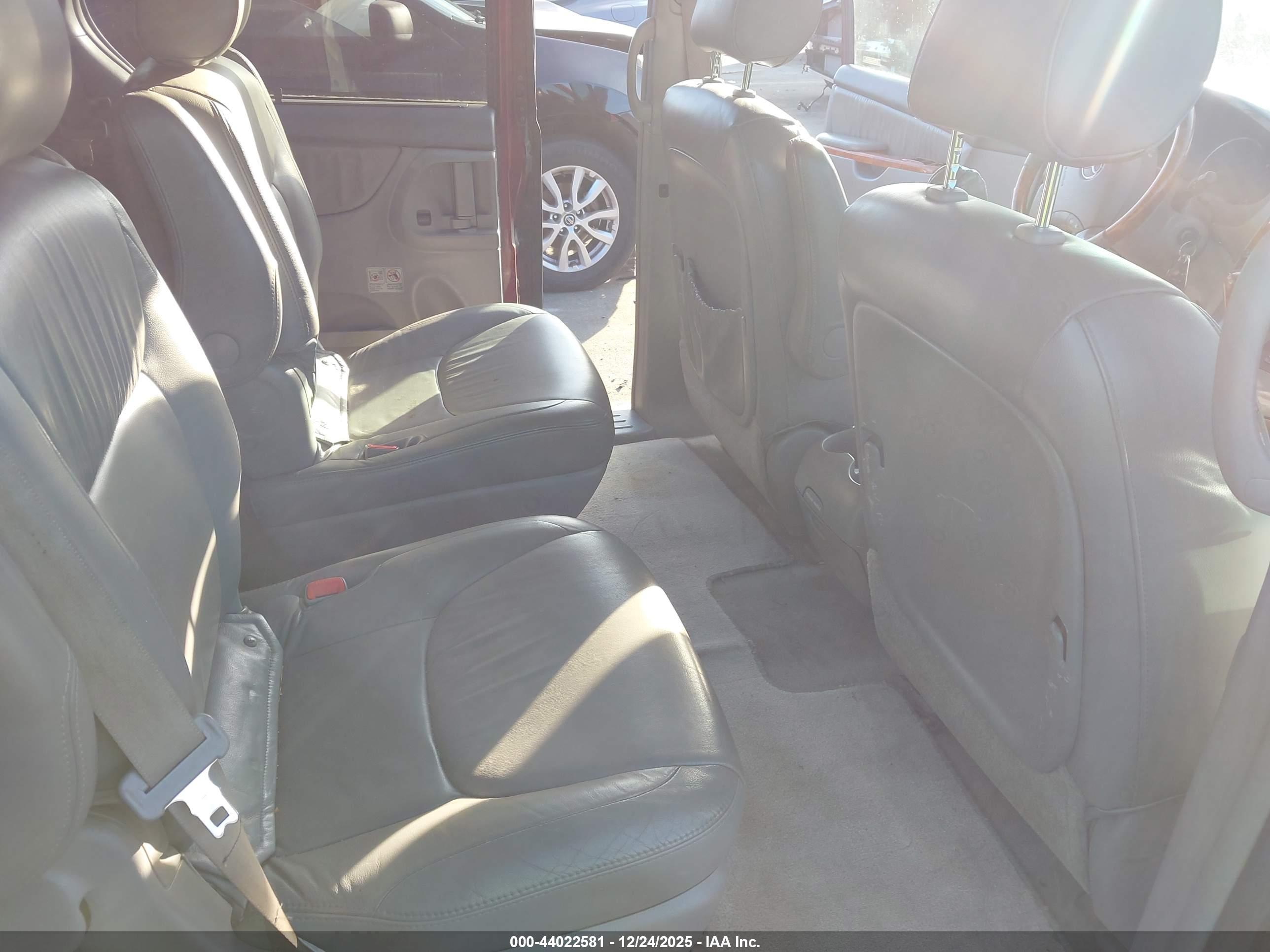 TOYOTA SIENNA image 8