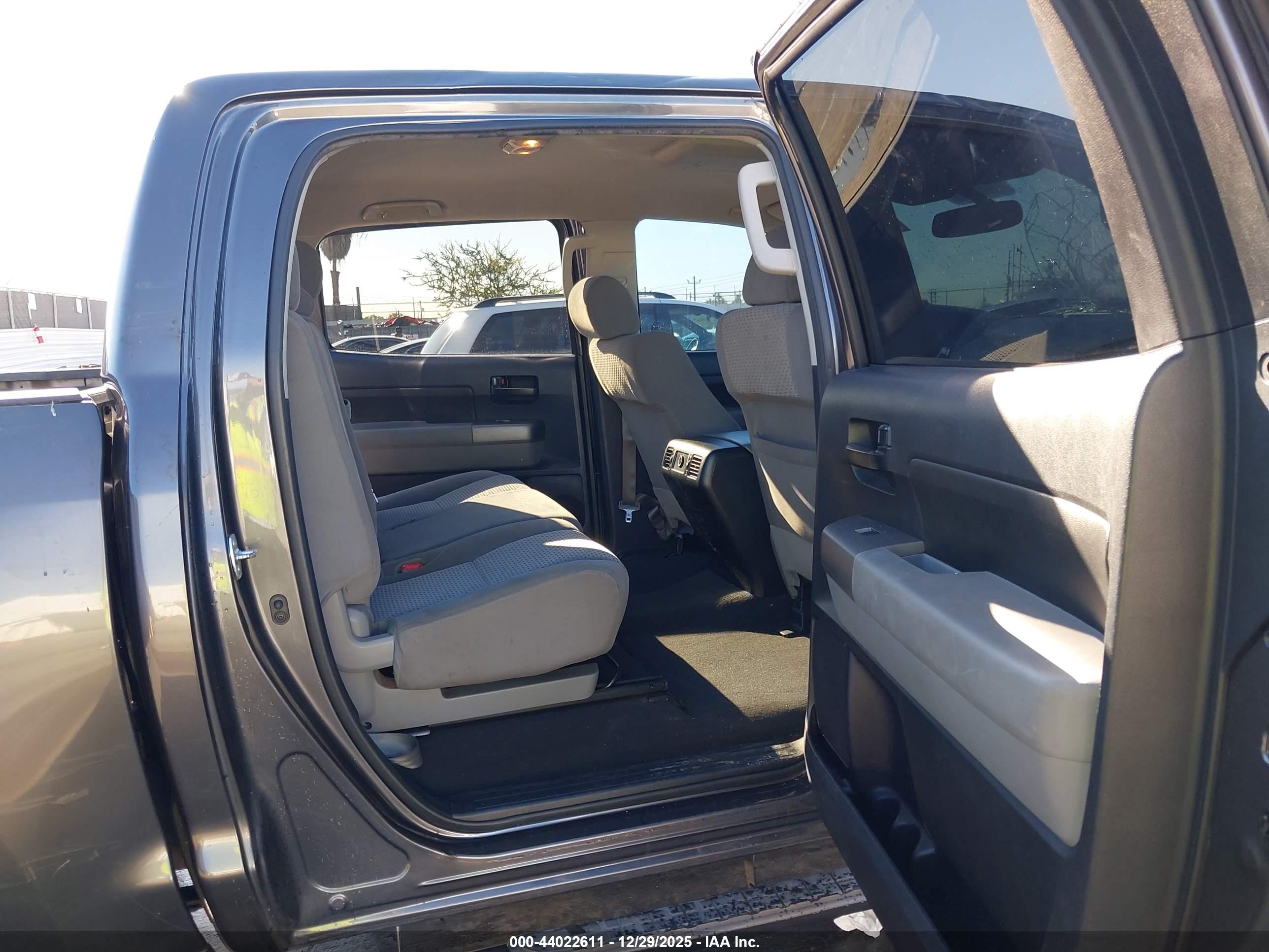 TOYOTA TUNDRA image 8