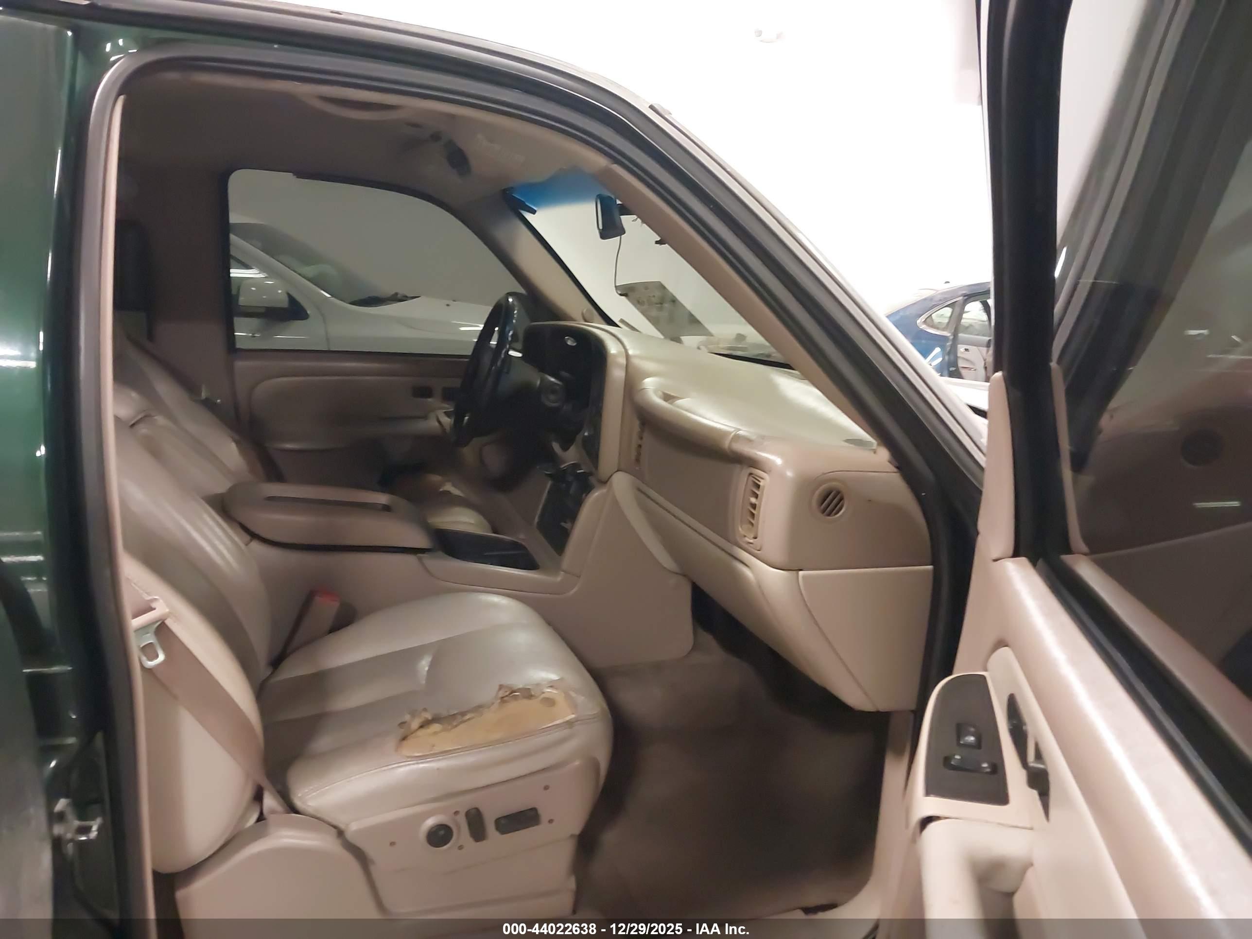 CHEVROLET SUBURBAN image 5