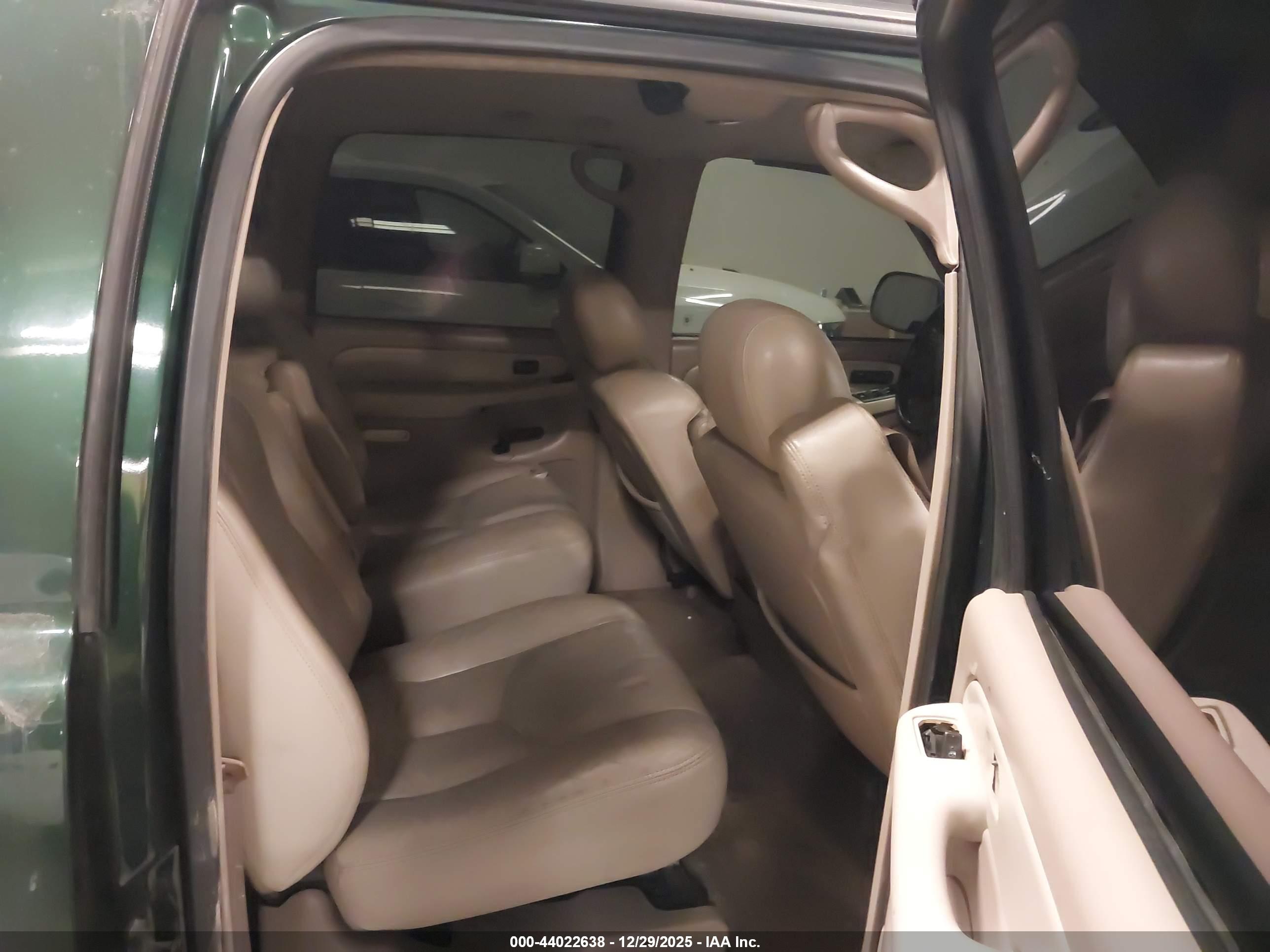 CHEVROLET SUBURBAN image 8