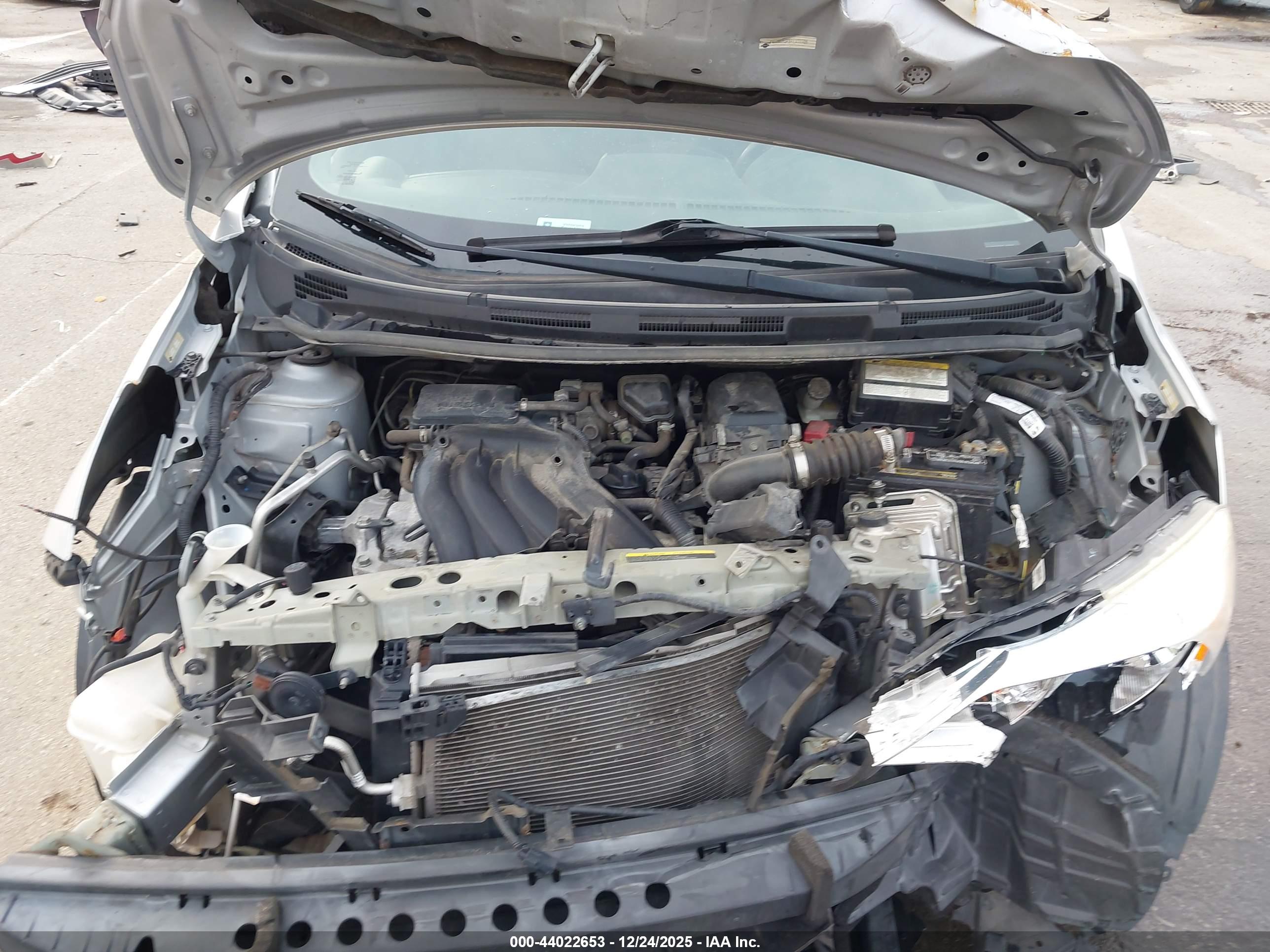 NISSAN VERSA image 10