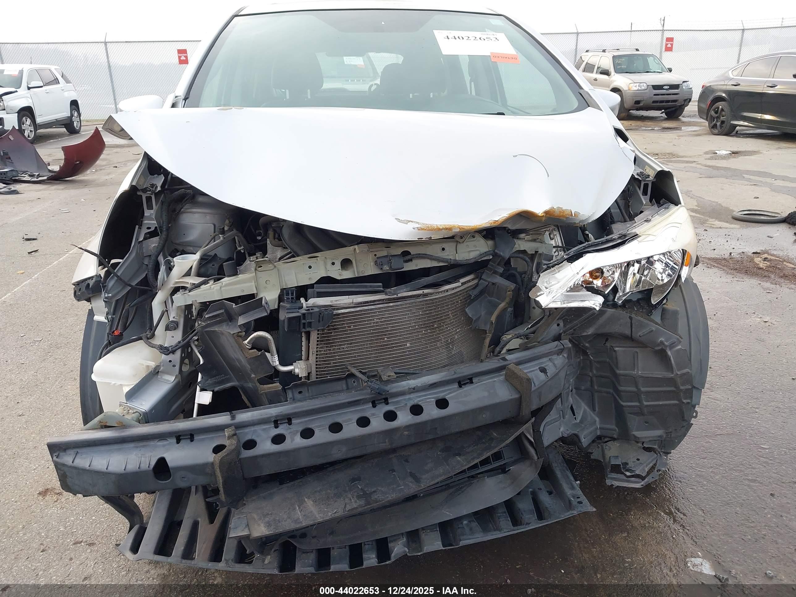 NISSAN VERSA image 6
