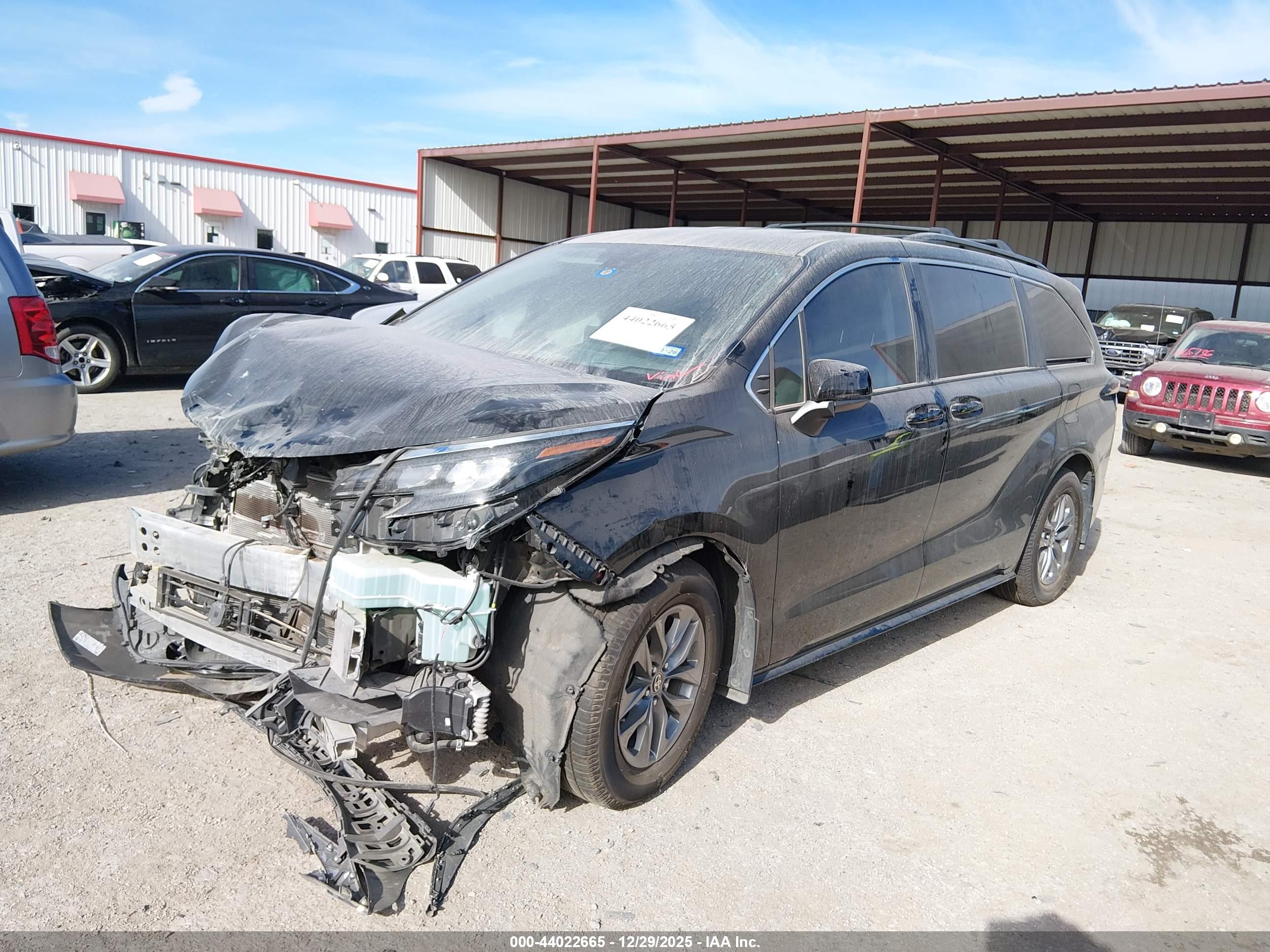 TOYOTA SIENNA image 2