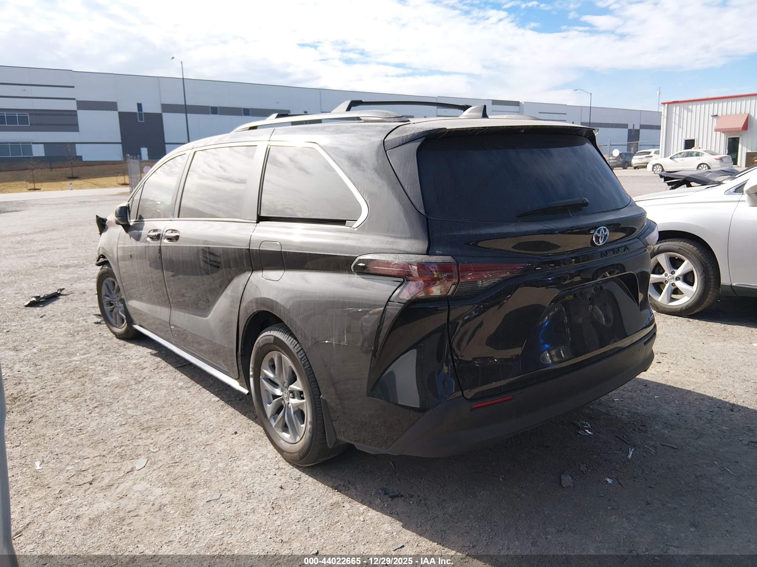 TOYOTA SIENNA image 3