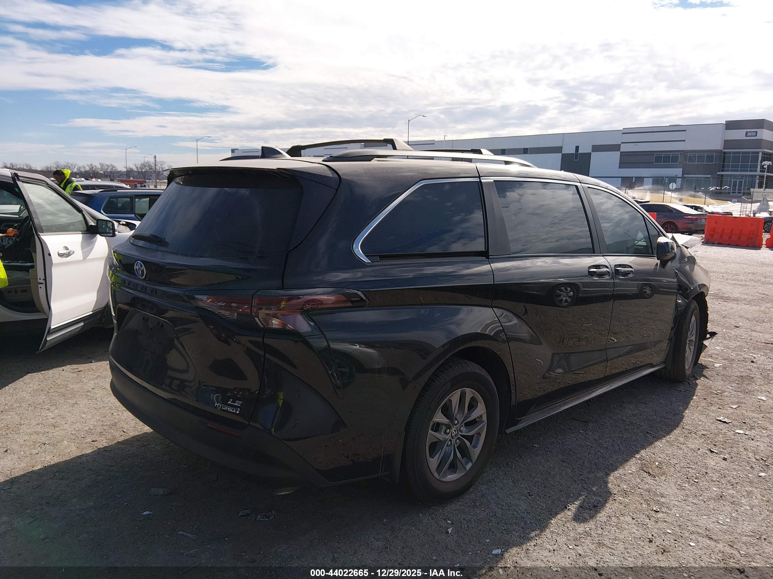 TOYOTA SIENNA image 4