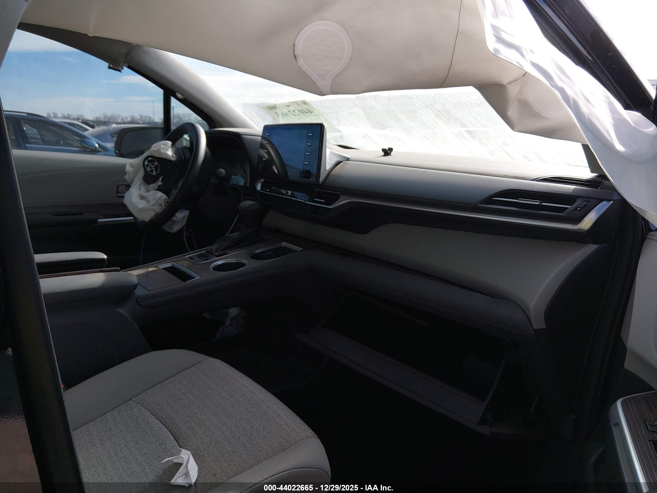 TOYOTA SIENNA image 5