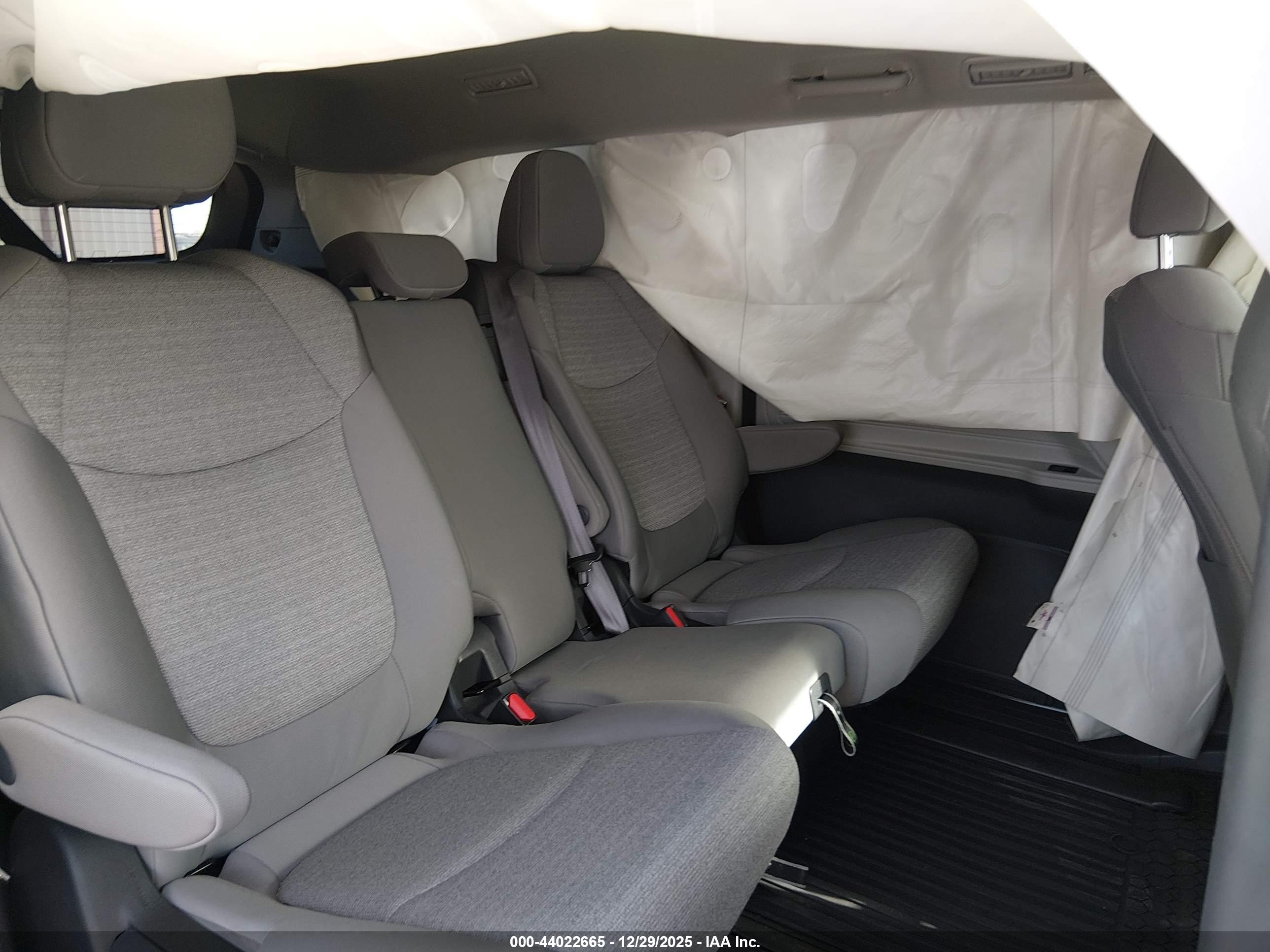 TOYOTA SIENNA image 8