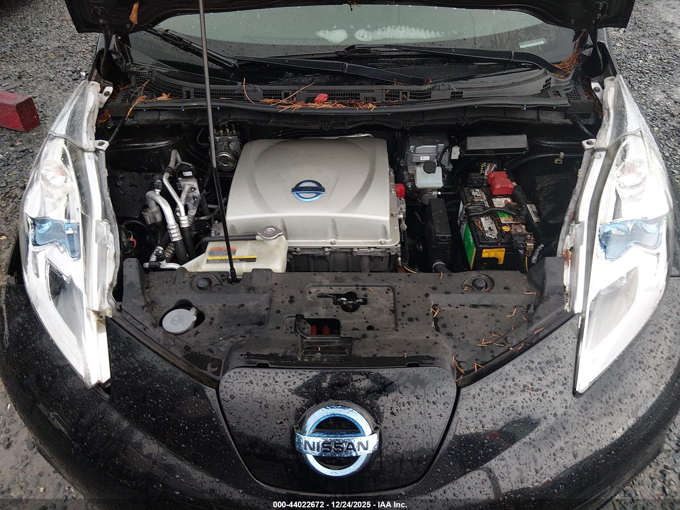 NISSAN LEAF image 10