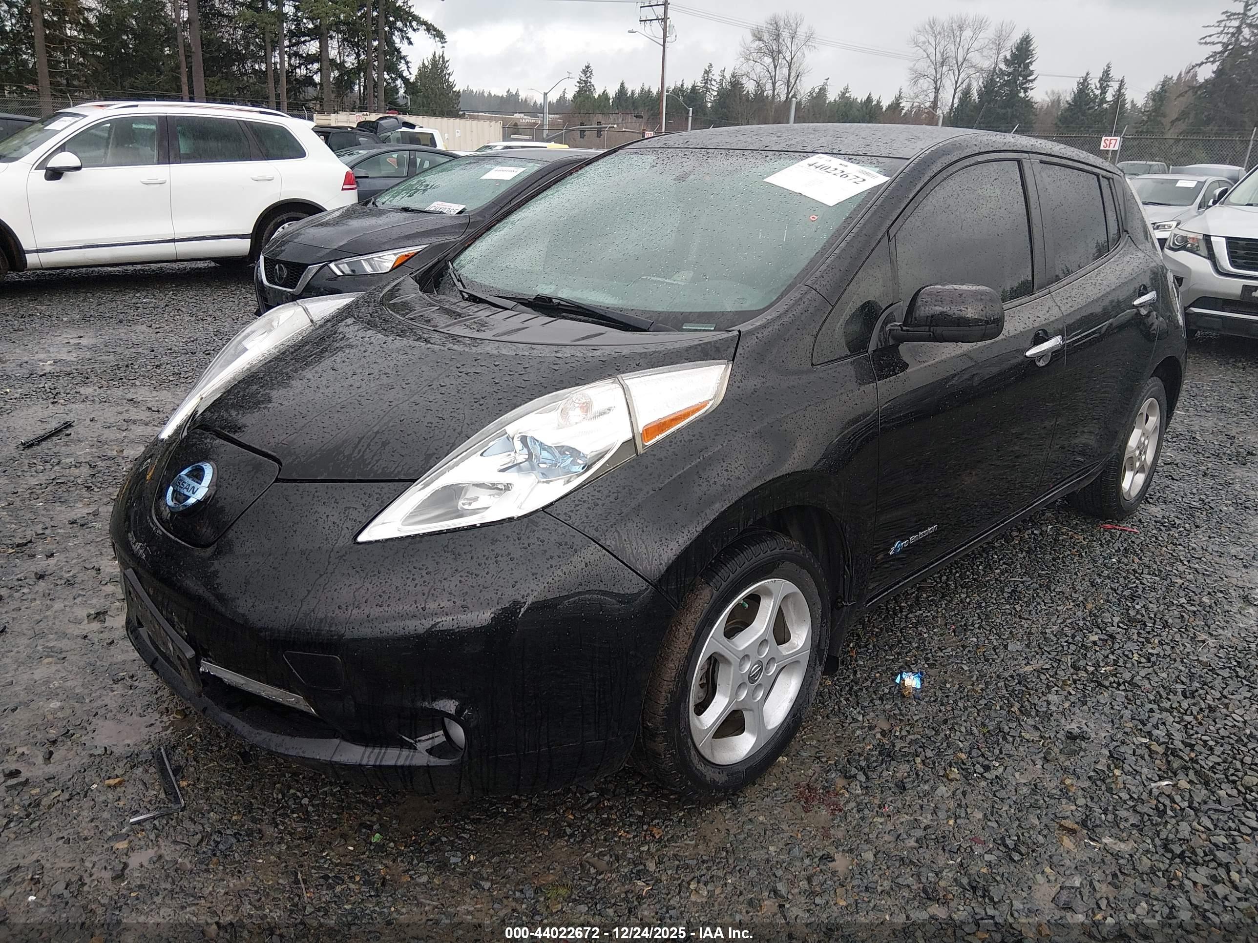 NISSAN LEAF image 2