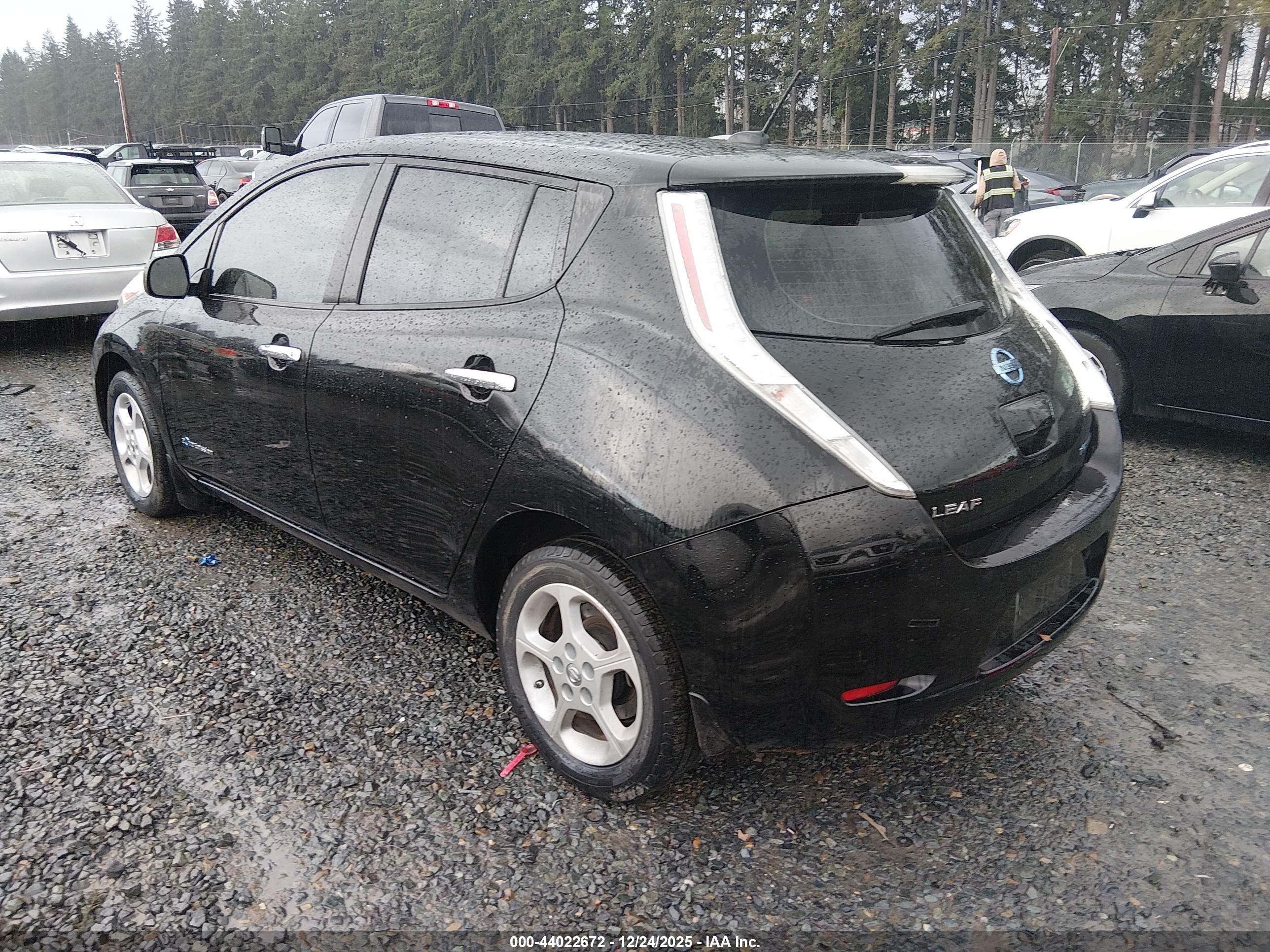 NISSAN LEAF image 3