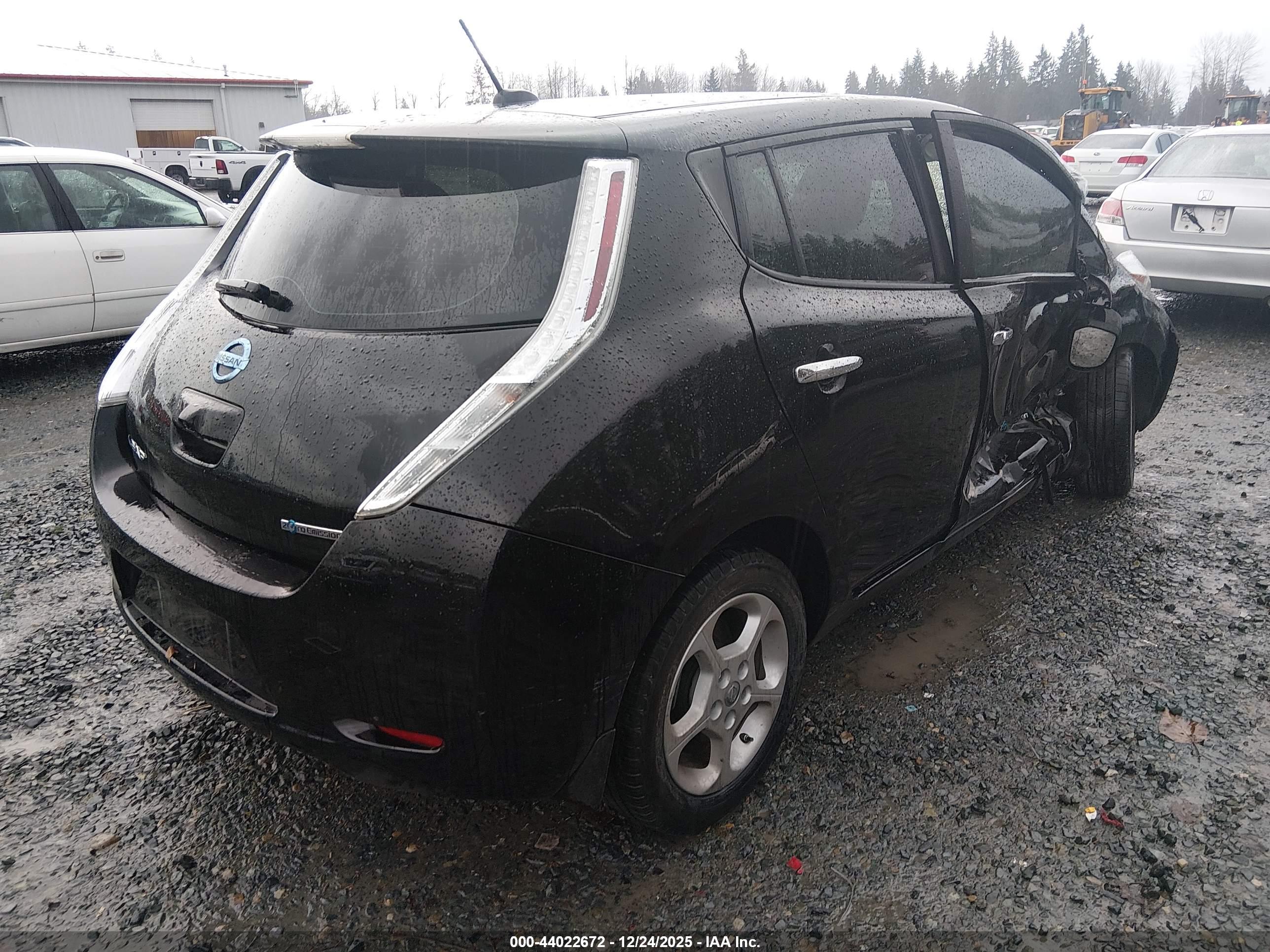 NISSAN LEAF image 4