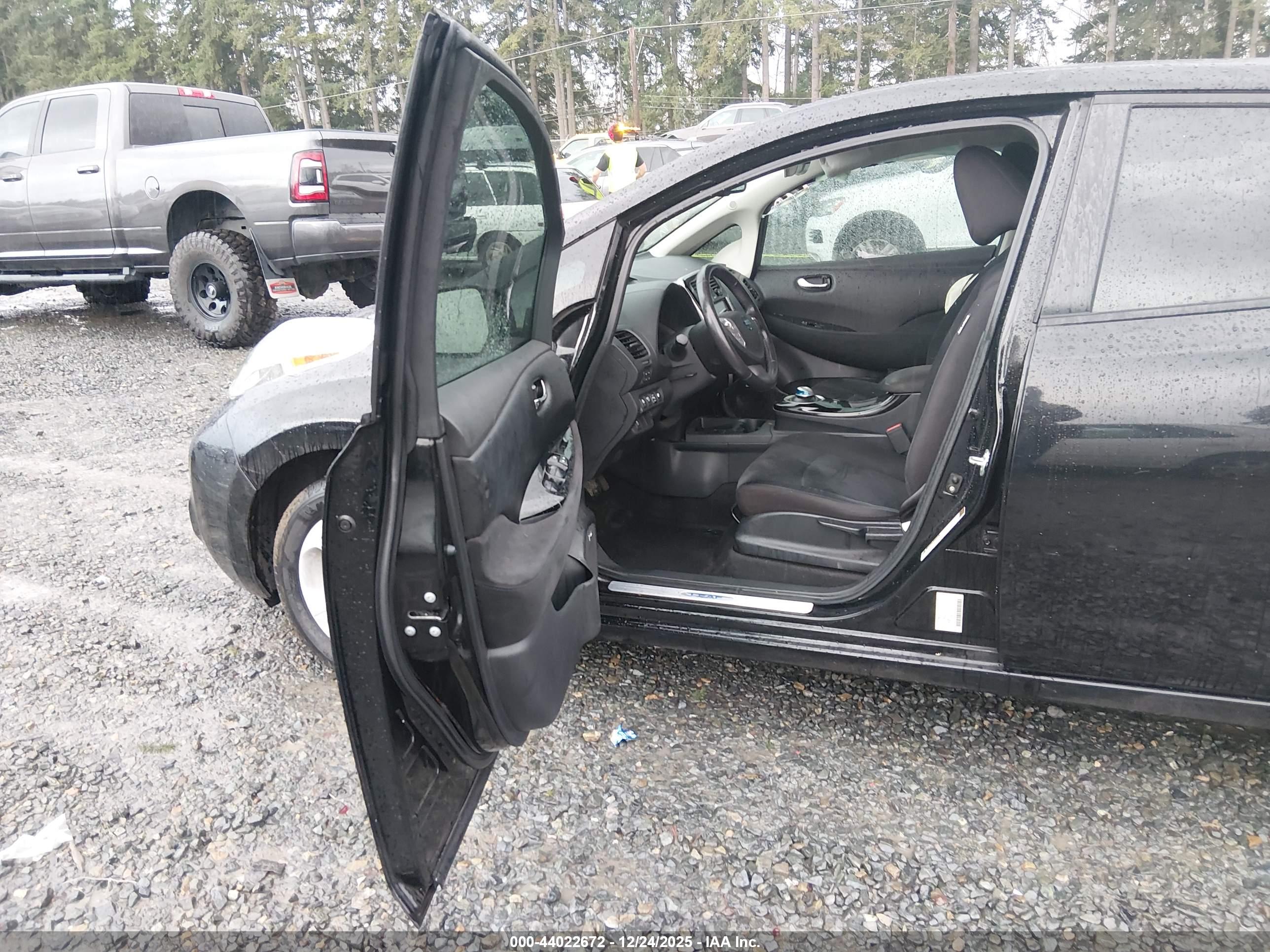 NISSAN LEAF image 5