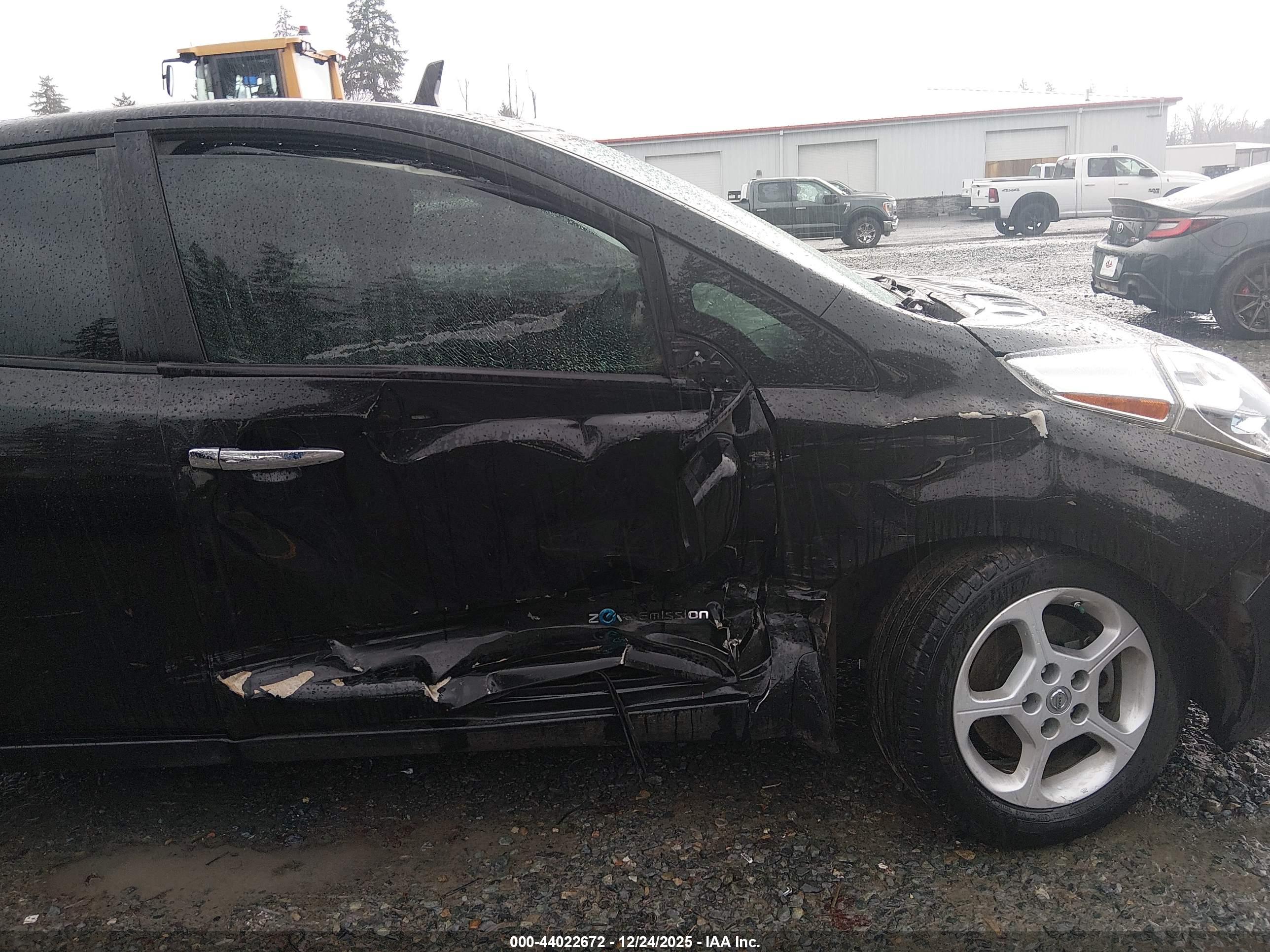 NISSAN LEAF image 6