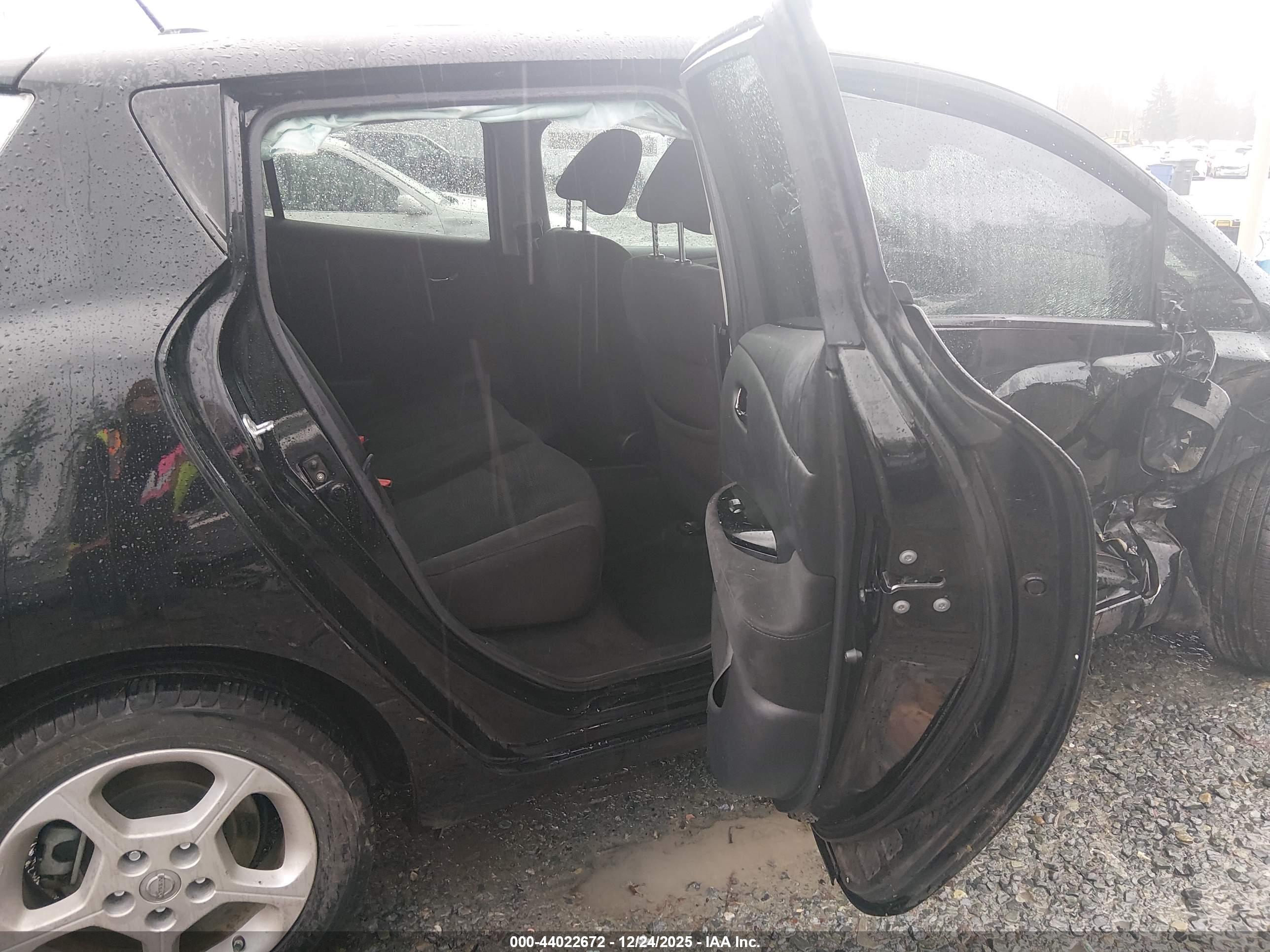 NISSAN LEAF image 8