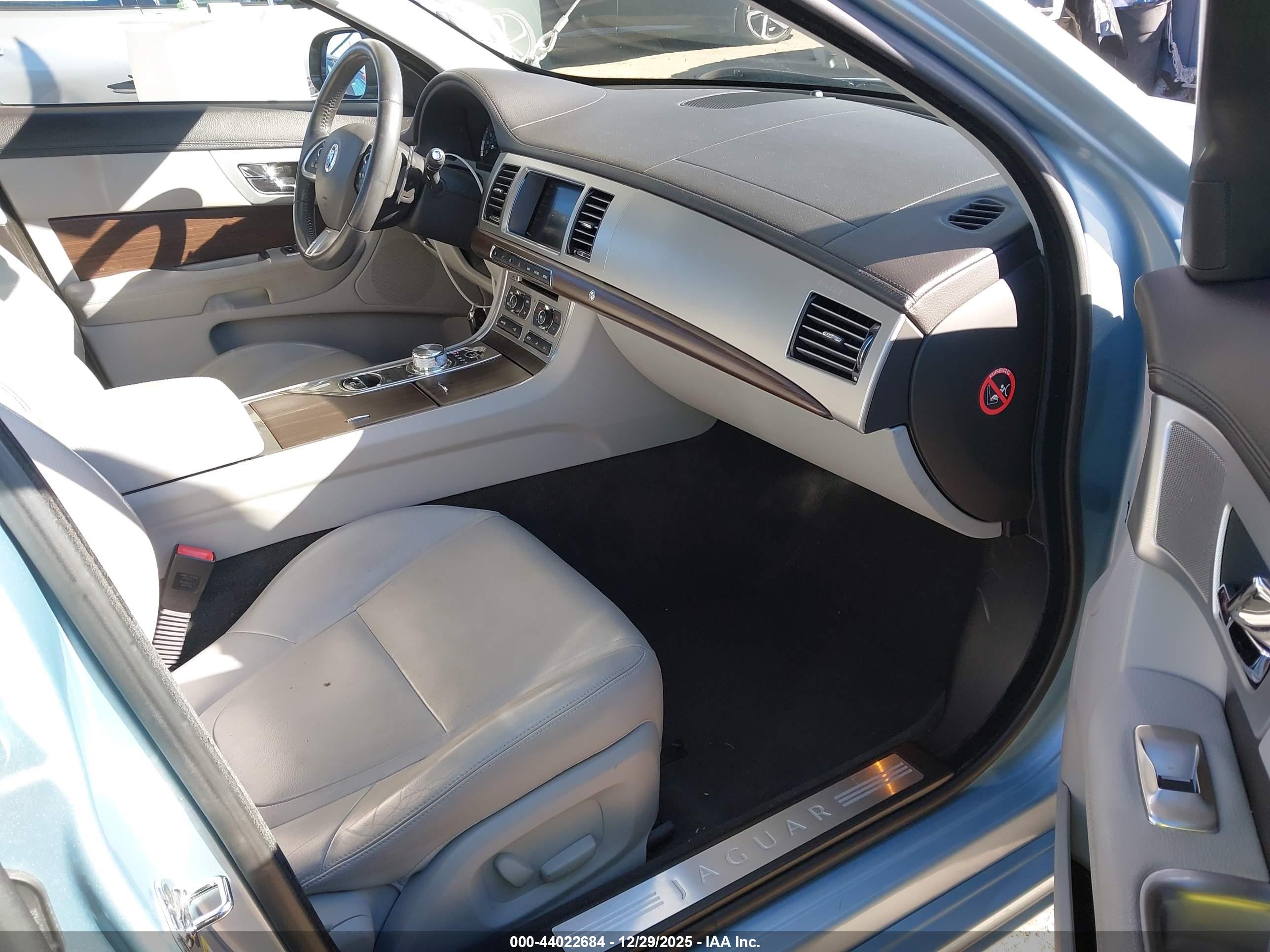 JAGUAR XF image 5