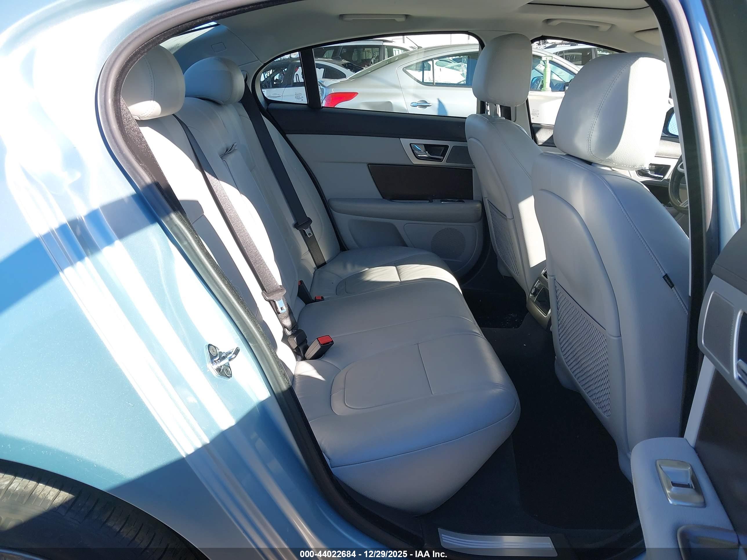 JAGUAR XF image 8