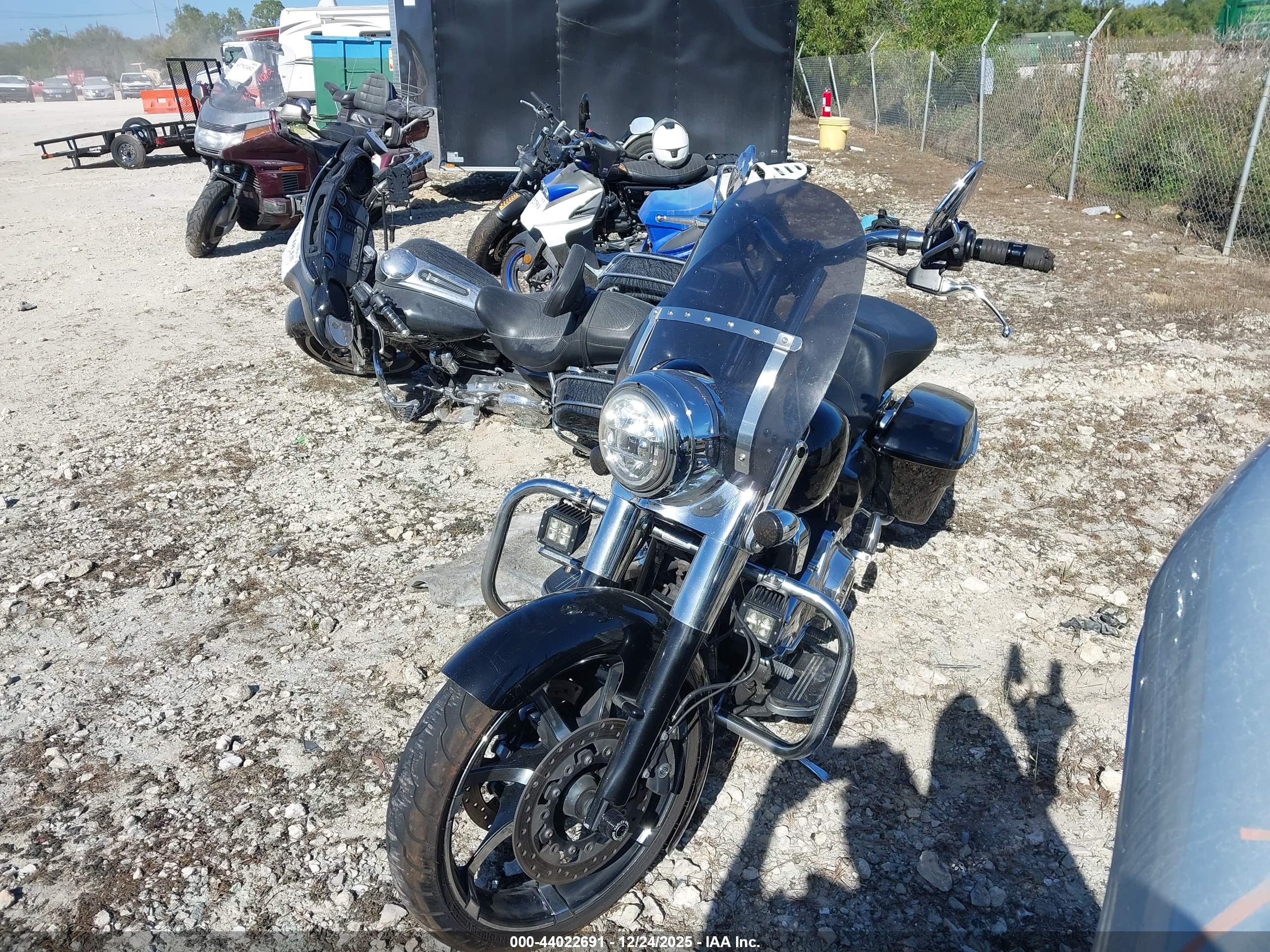 HARLEY-DAVIDSON FLHX image 2