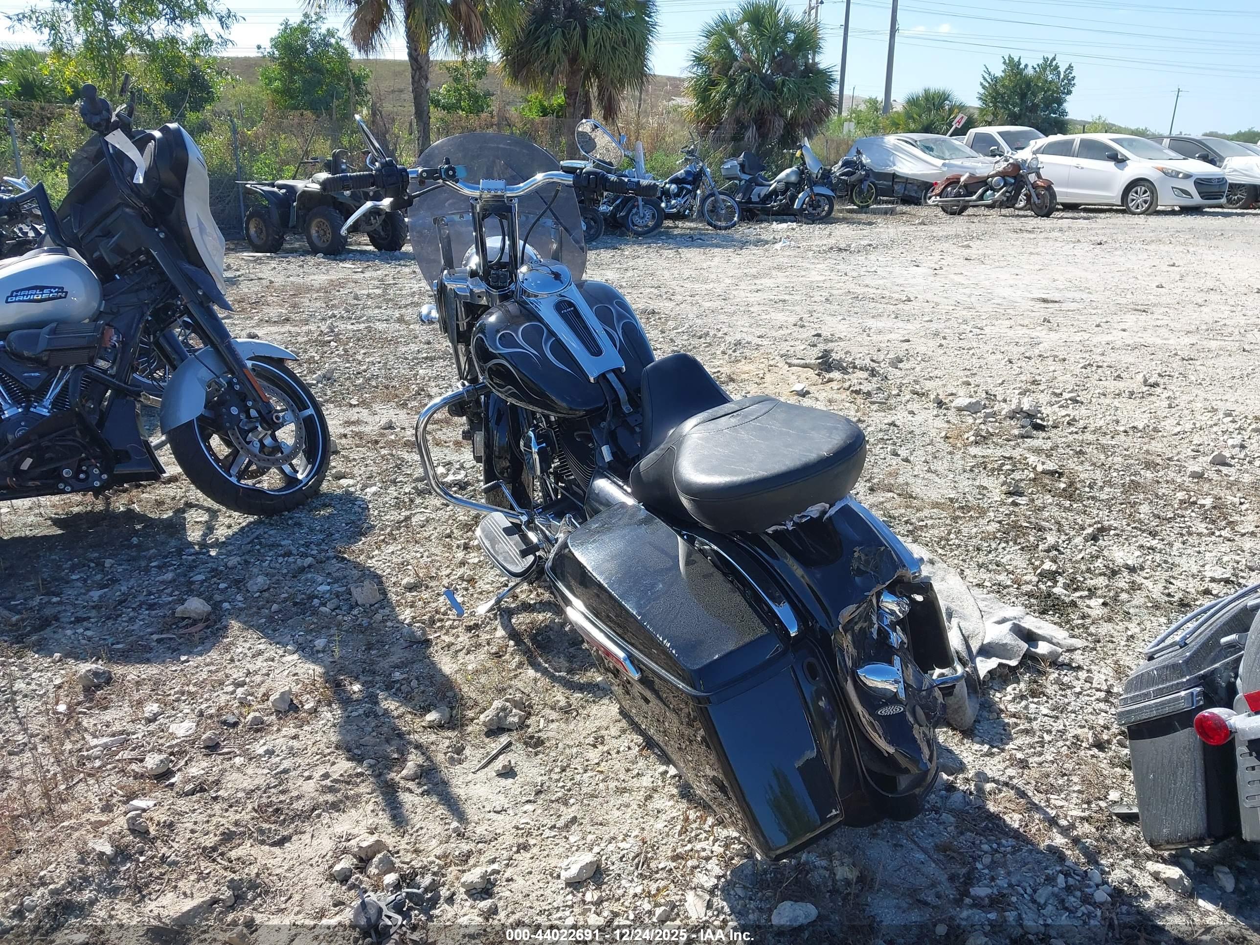 HARLEY-DAVIDSON FLHX image 3