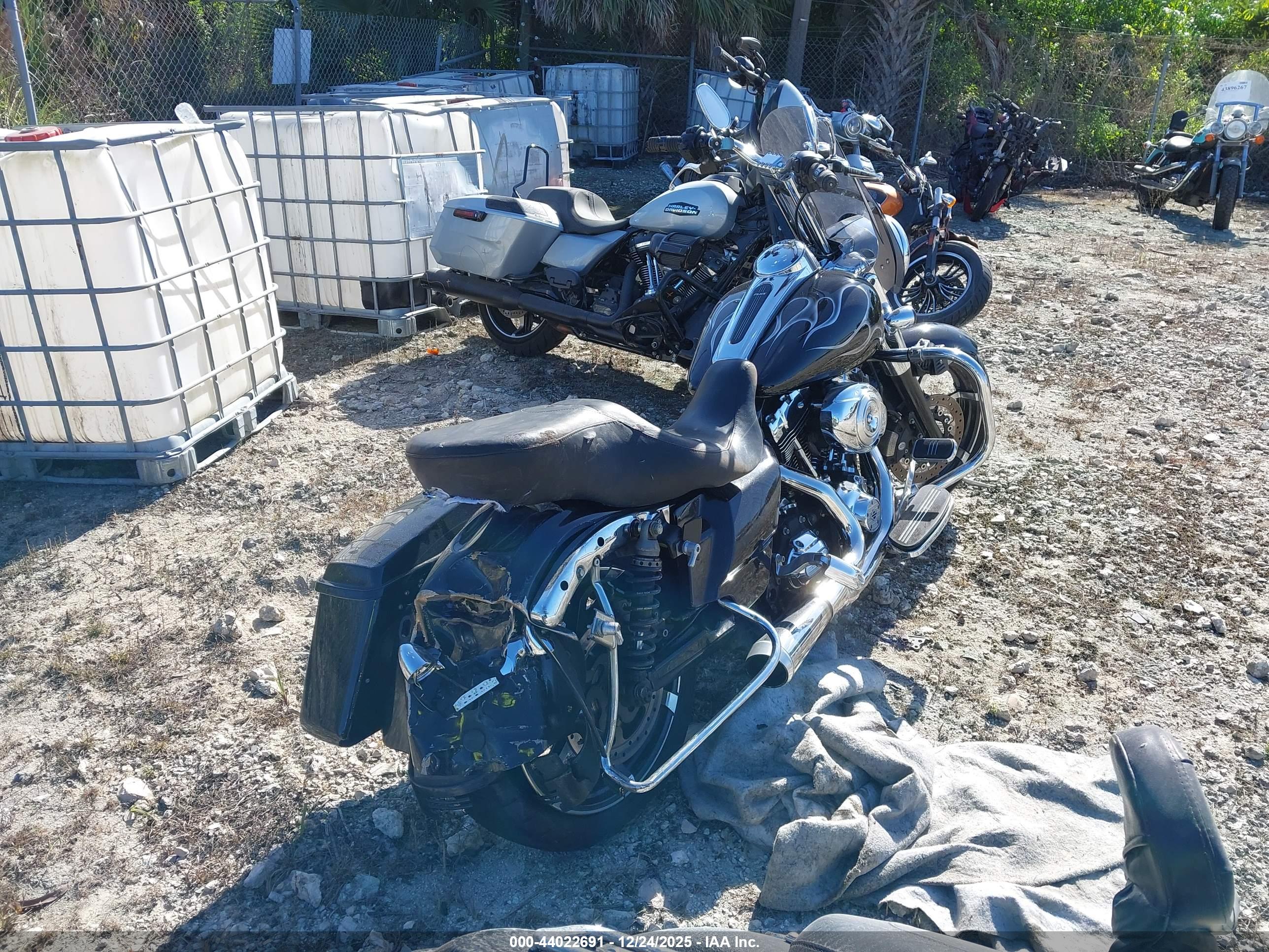 HARLEY-DAVIDSON FLHX image 4