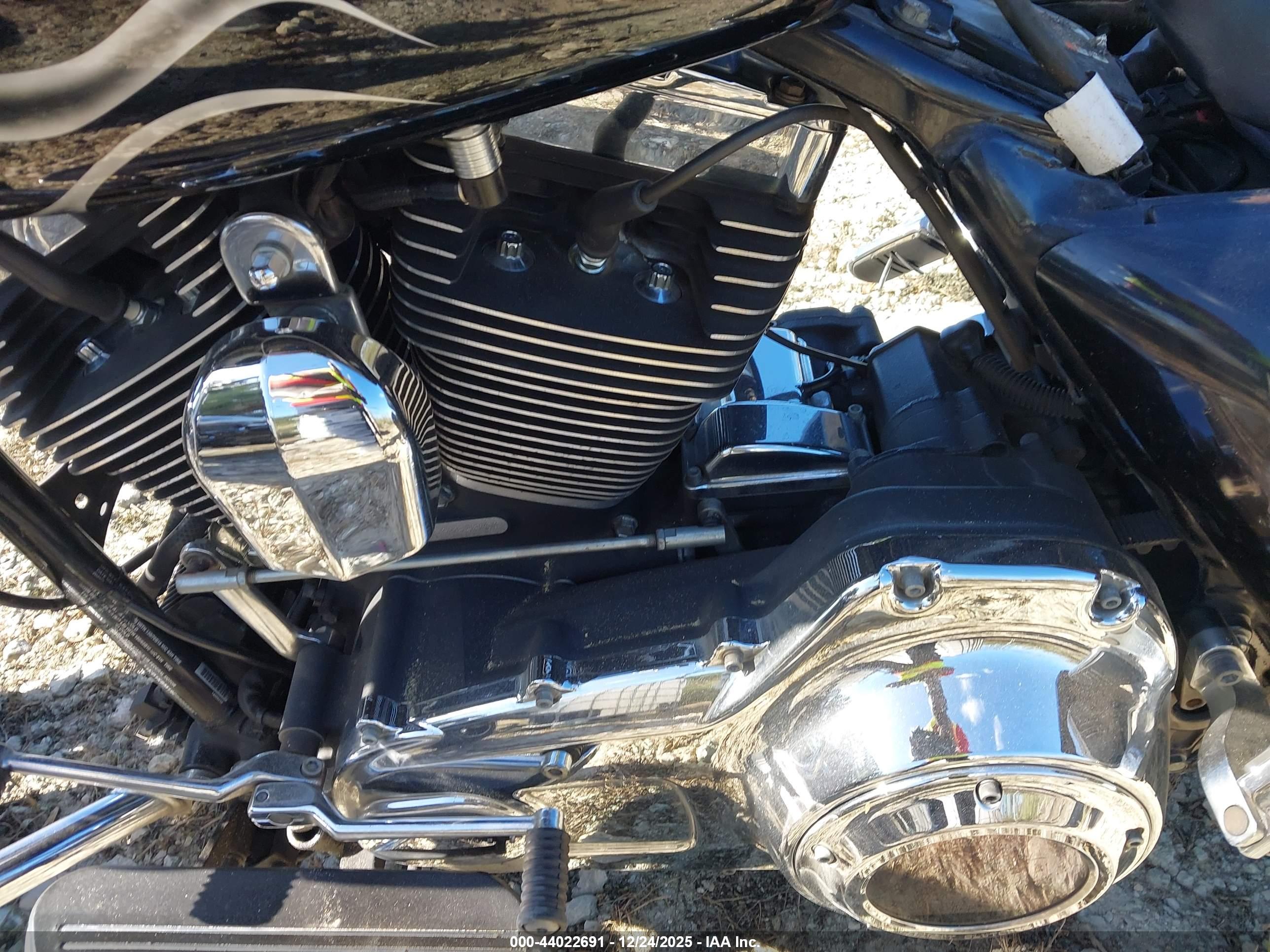 HARLEY-DAVIDSON FLHX image 9