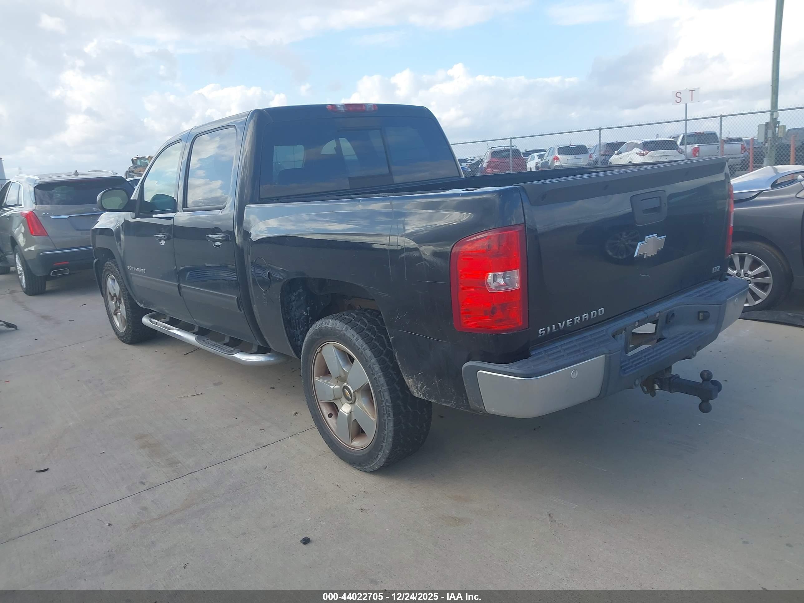 CHEVROLET SILVERADO image 3