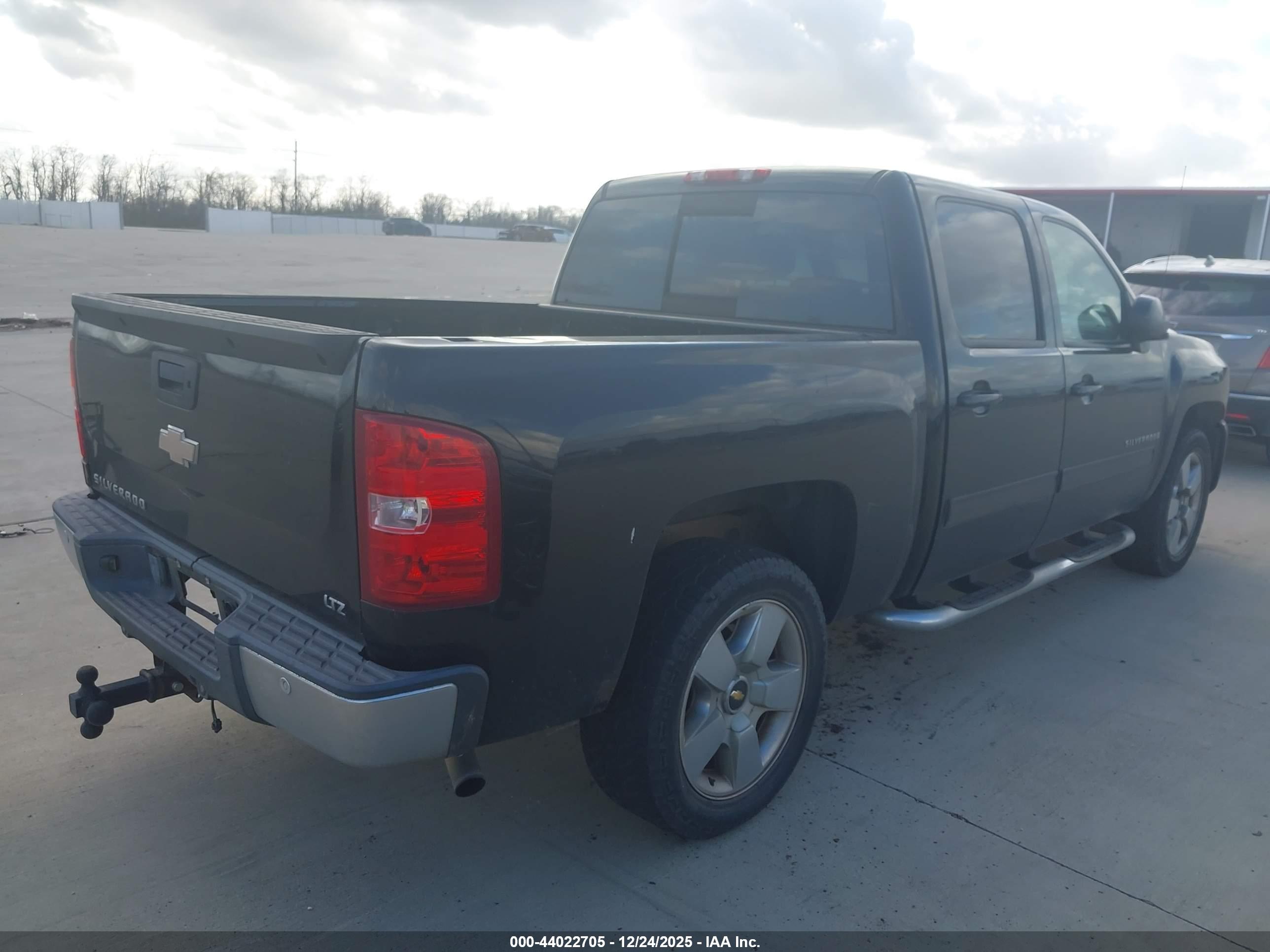 CHEVROLET SILVERADO image 4
