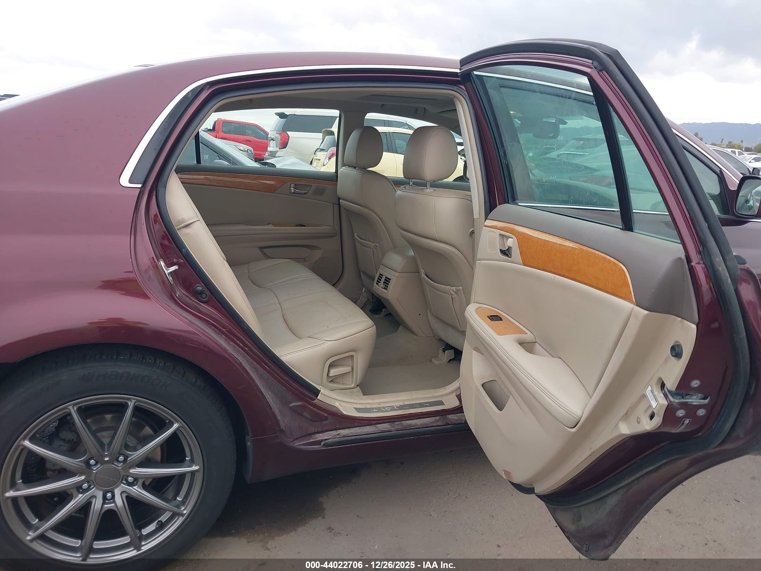 TOYOTA AVALON image 8