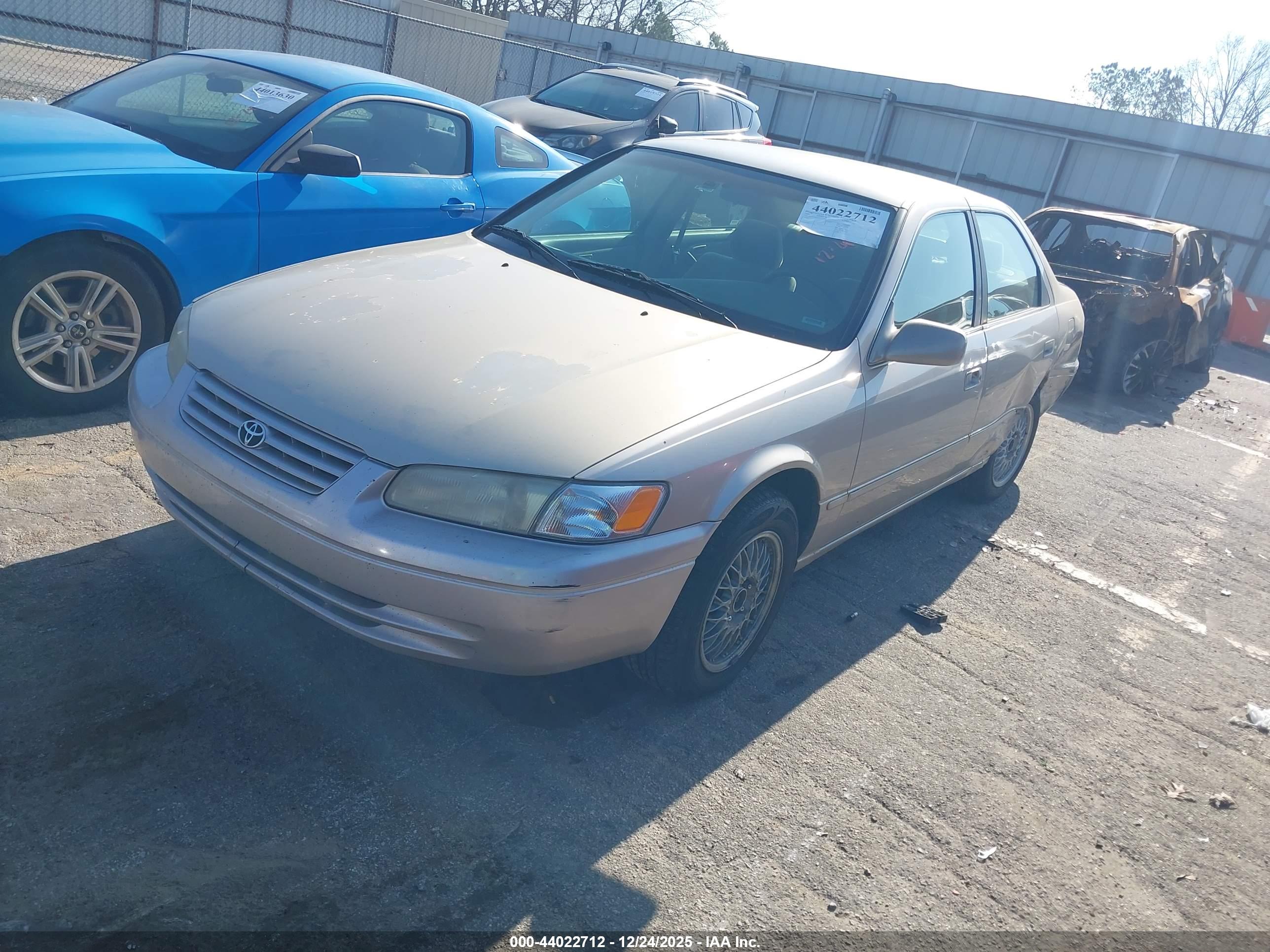 TOYOTA CAMRY image 2