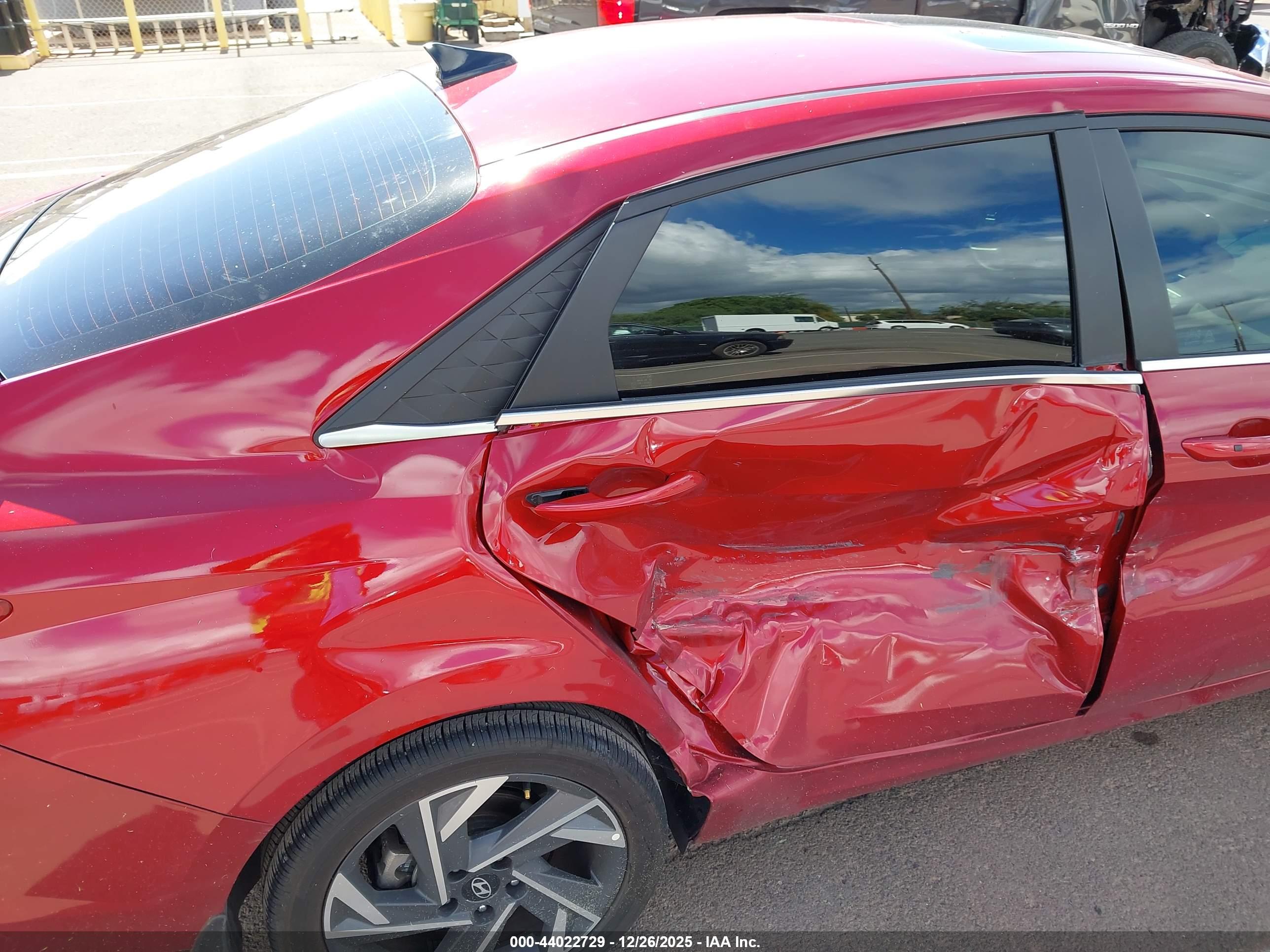 HYUNDAI ELANTRA image 6