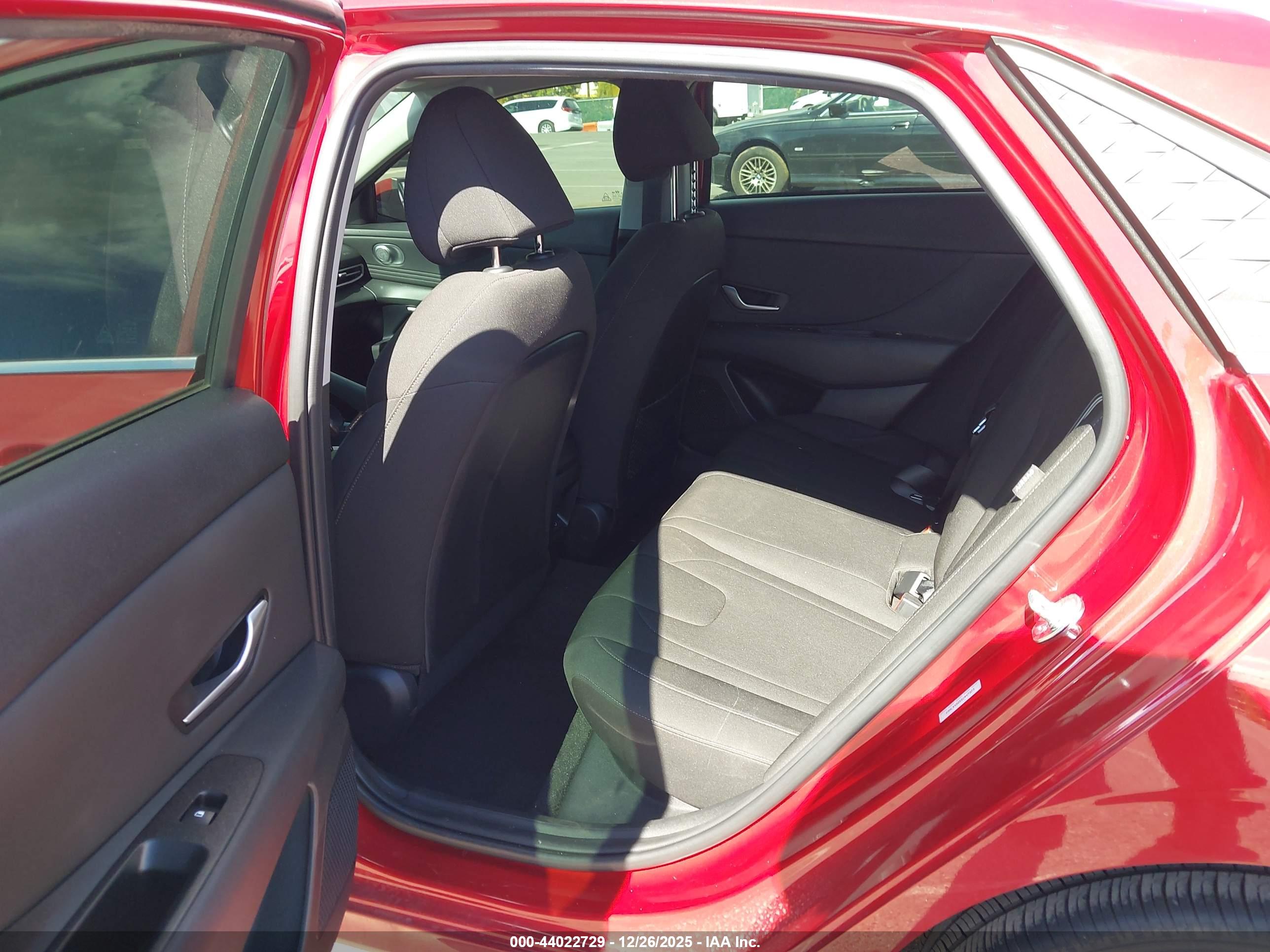 HYUNDAI ELANTRA image 8