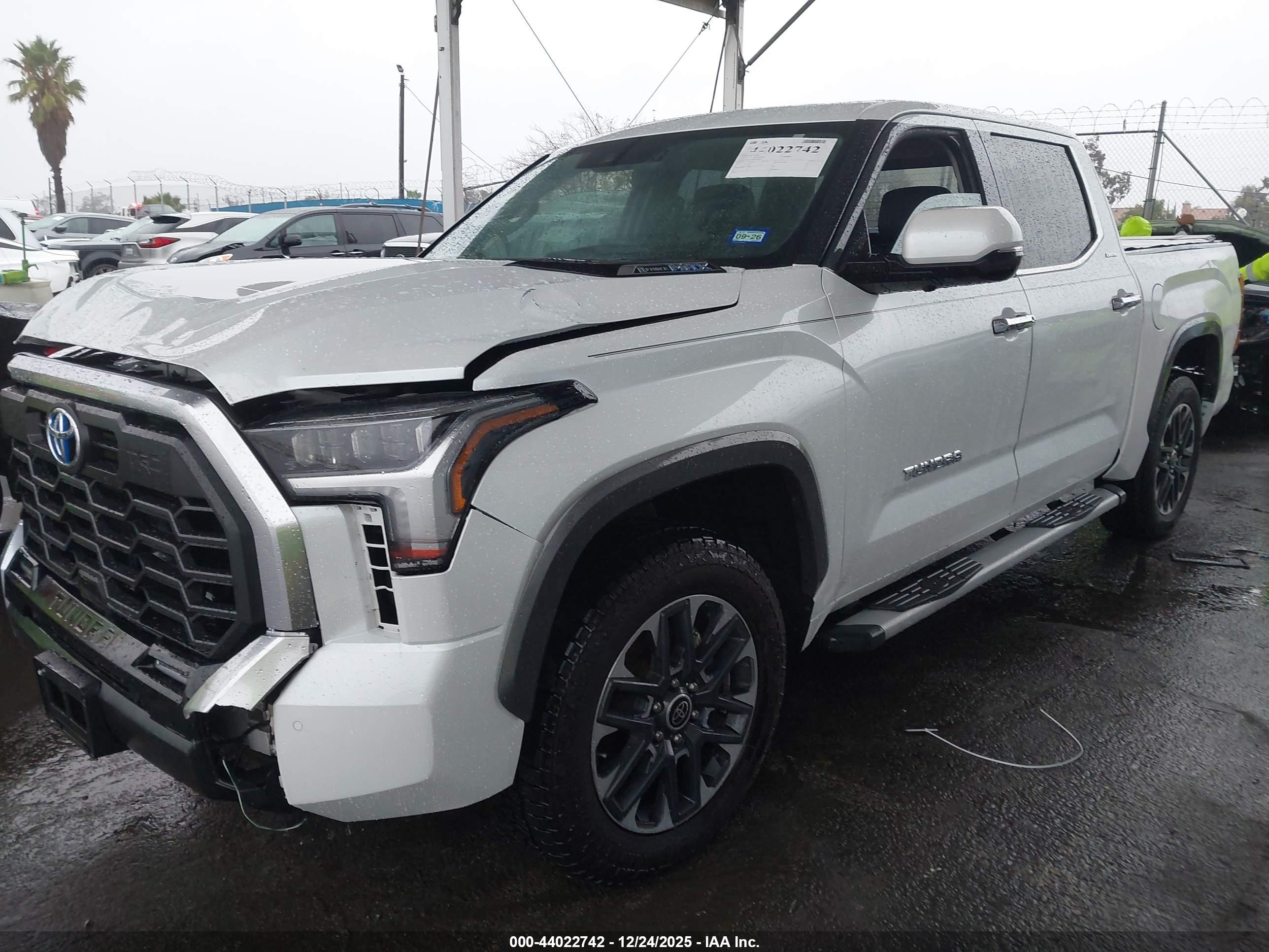 TOYOTA TUNDRA image 2