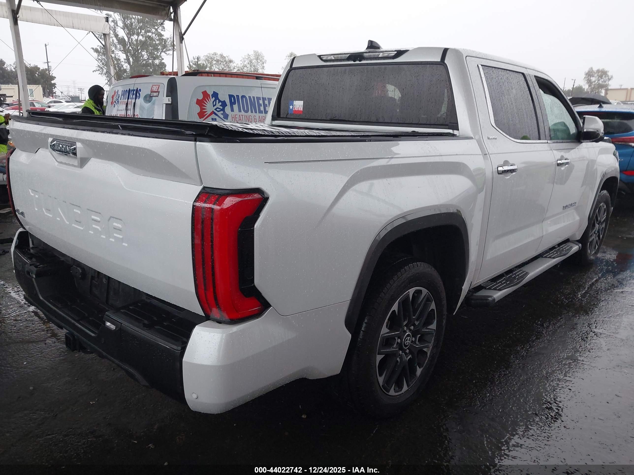 TOYOTA TUNDRA image 4