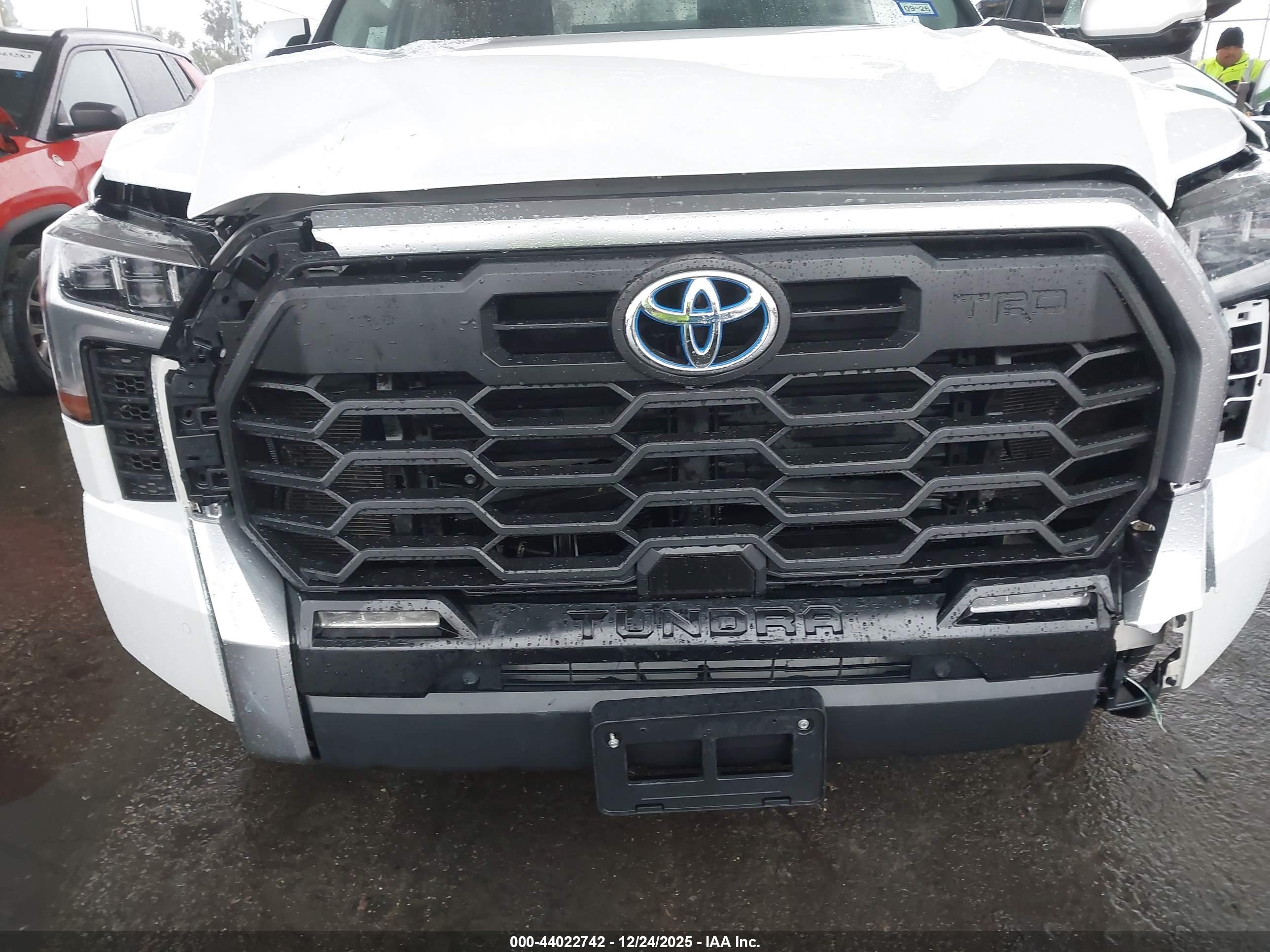 TOYOTA TUNDRA image 6