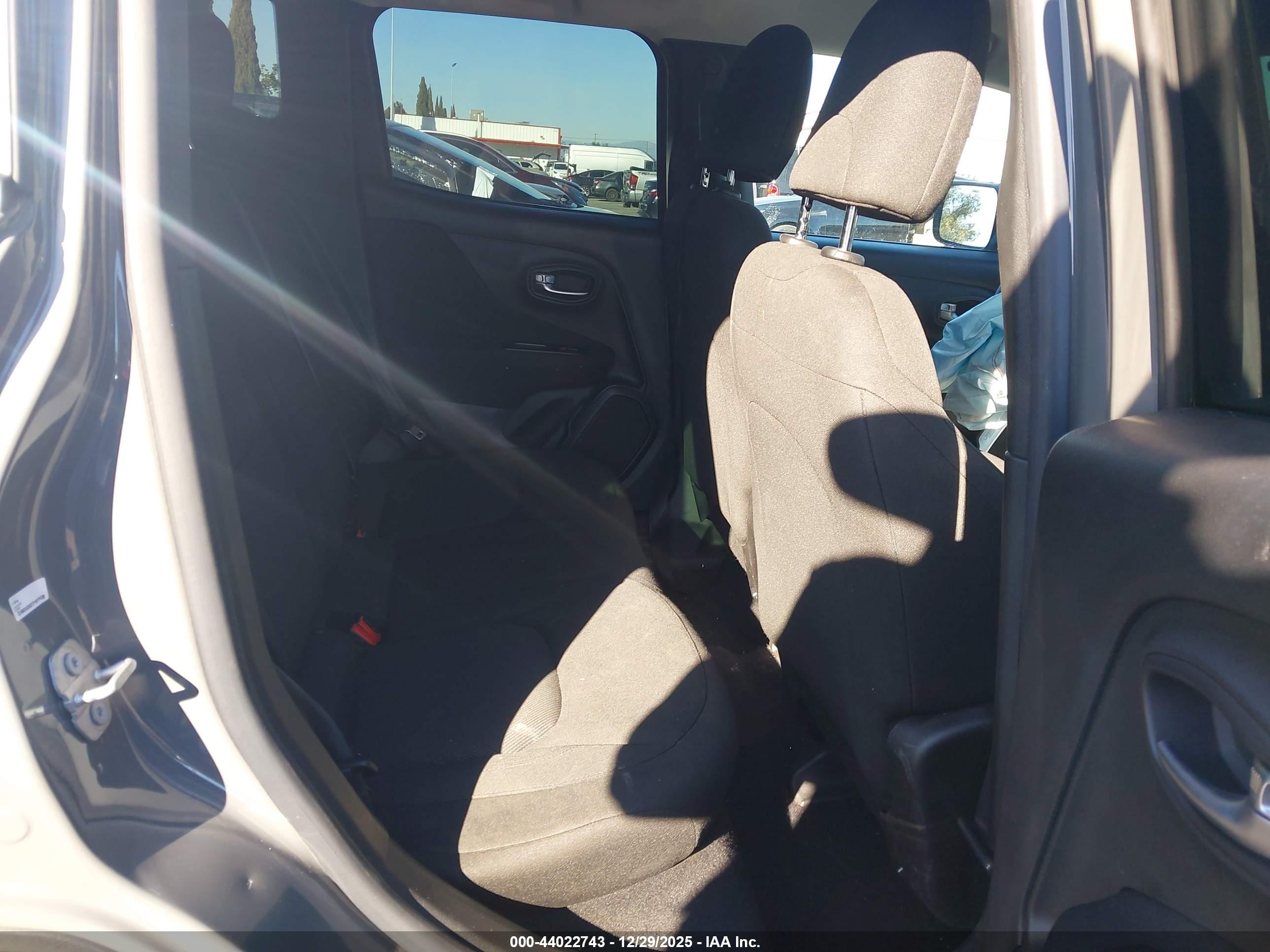 JEEP RENEGADE image 8
