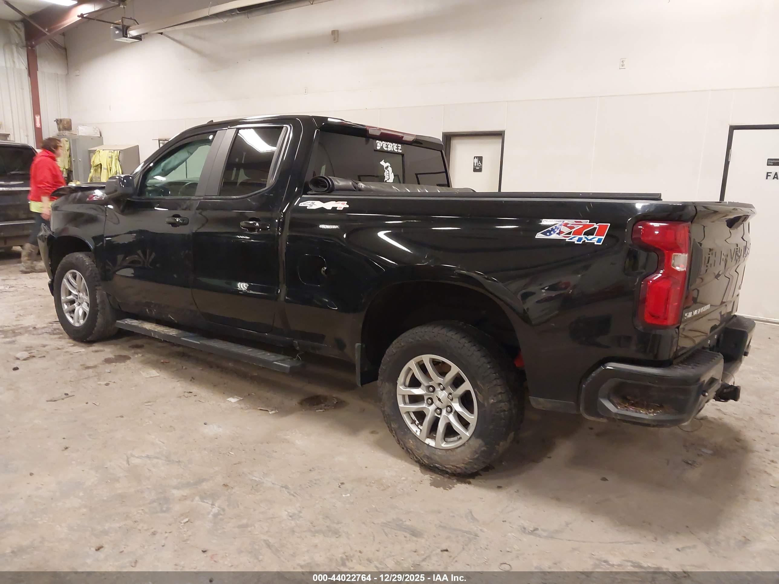 CHEVROLET SILVERADO image 3