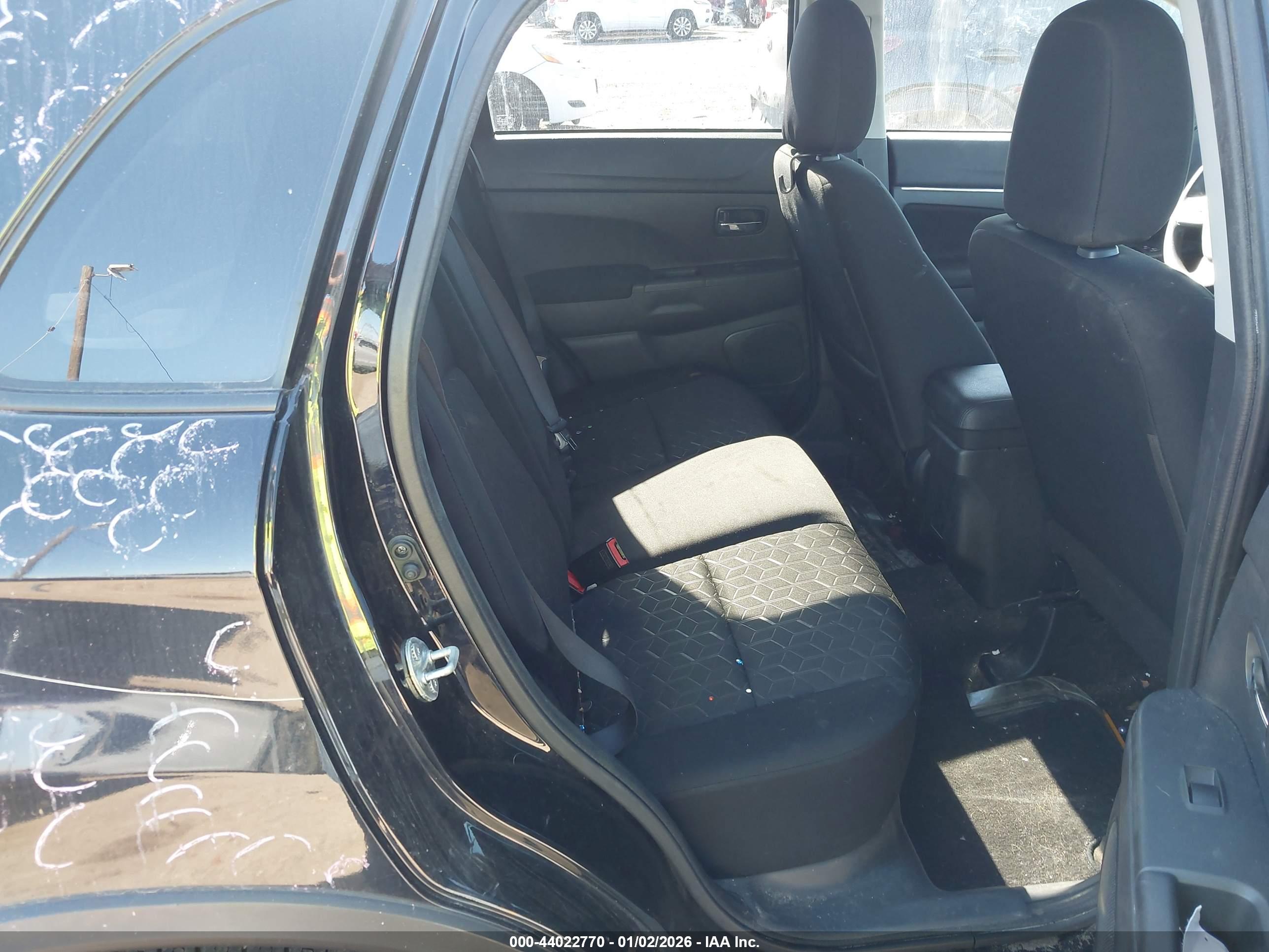 MITSUBISHI OUTLANDER image 8