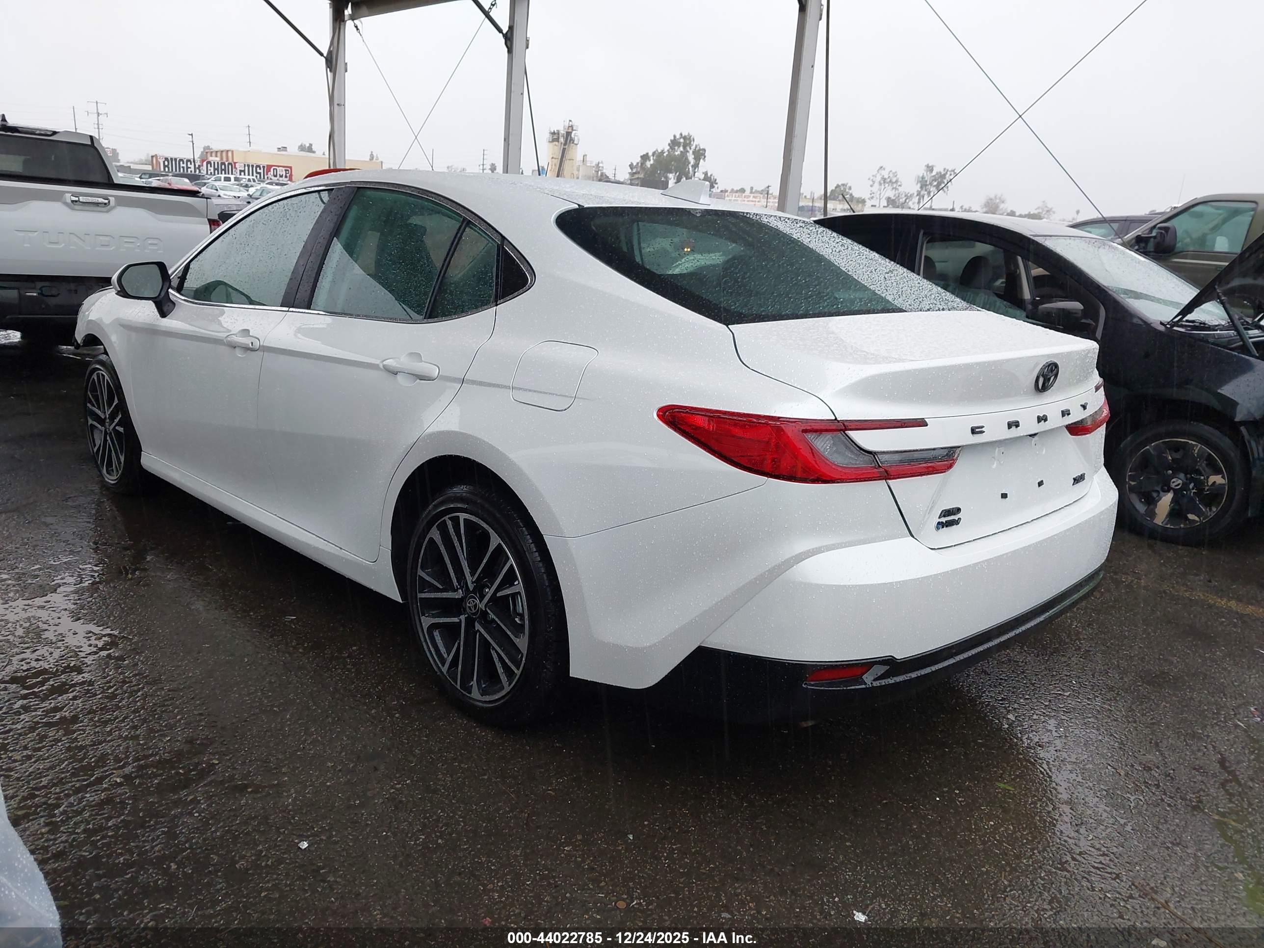 TOYOTA CAMRY image 3