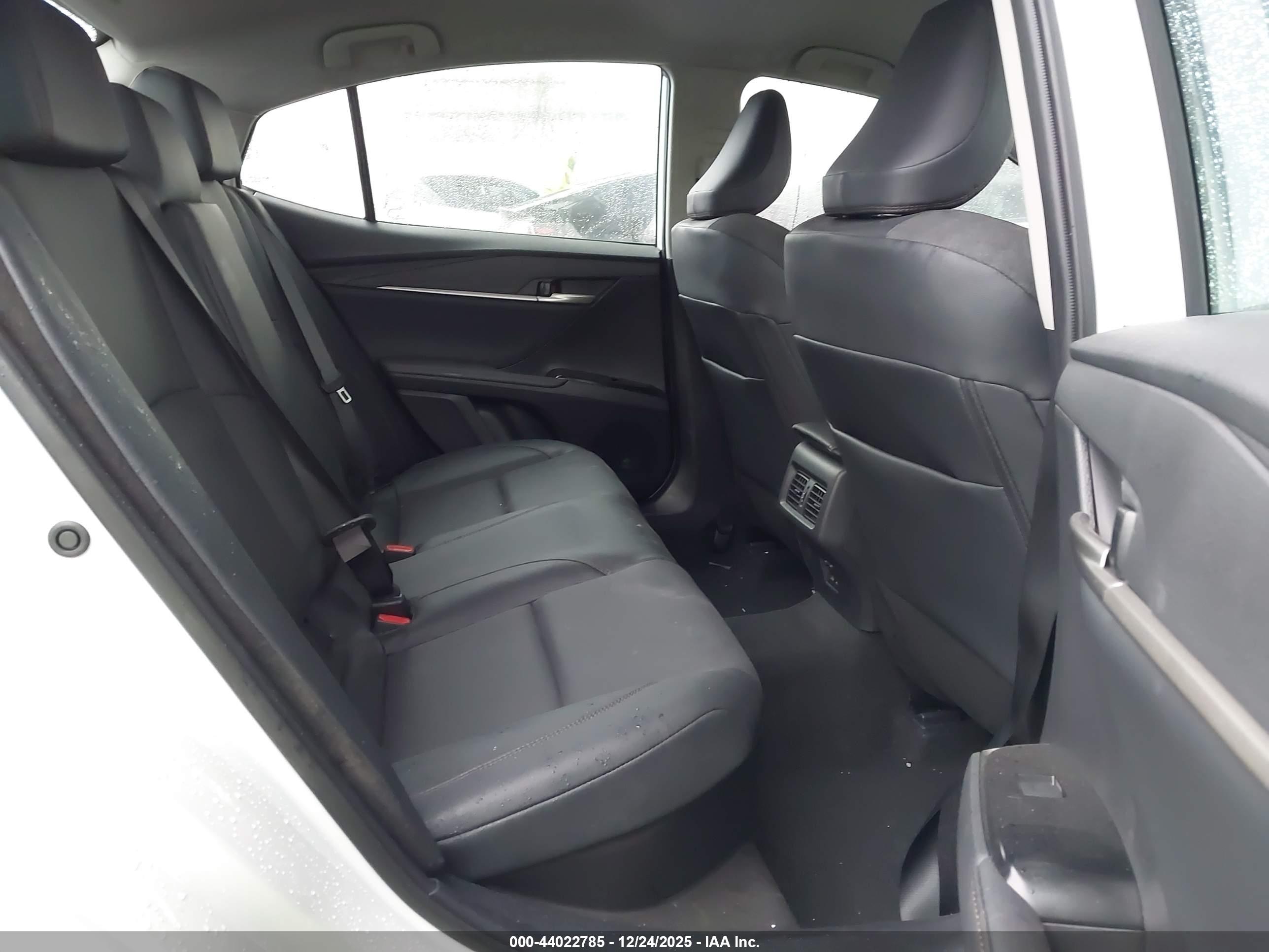 TOYOTA CAMRY image 8