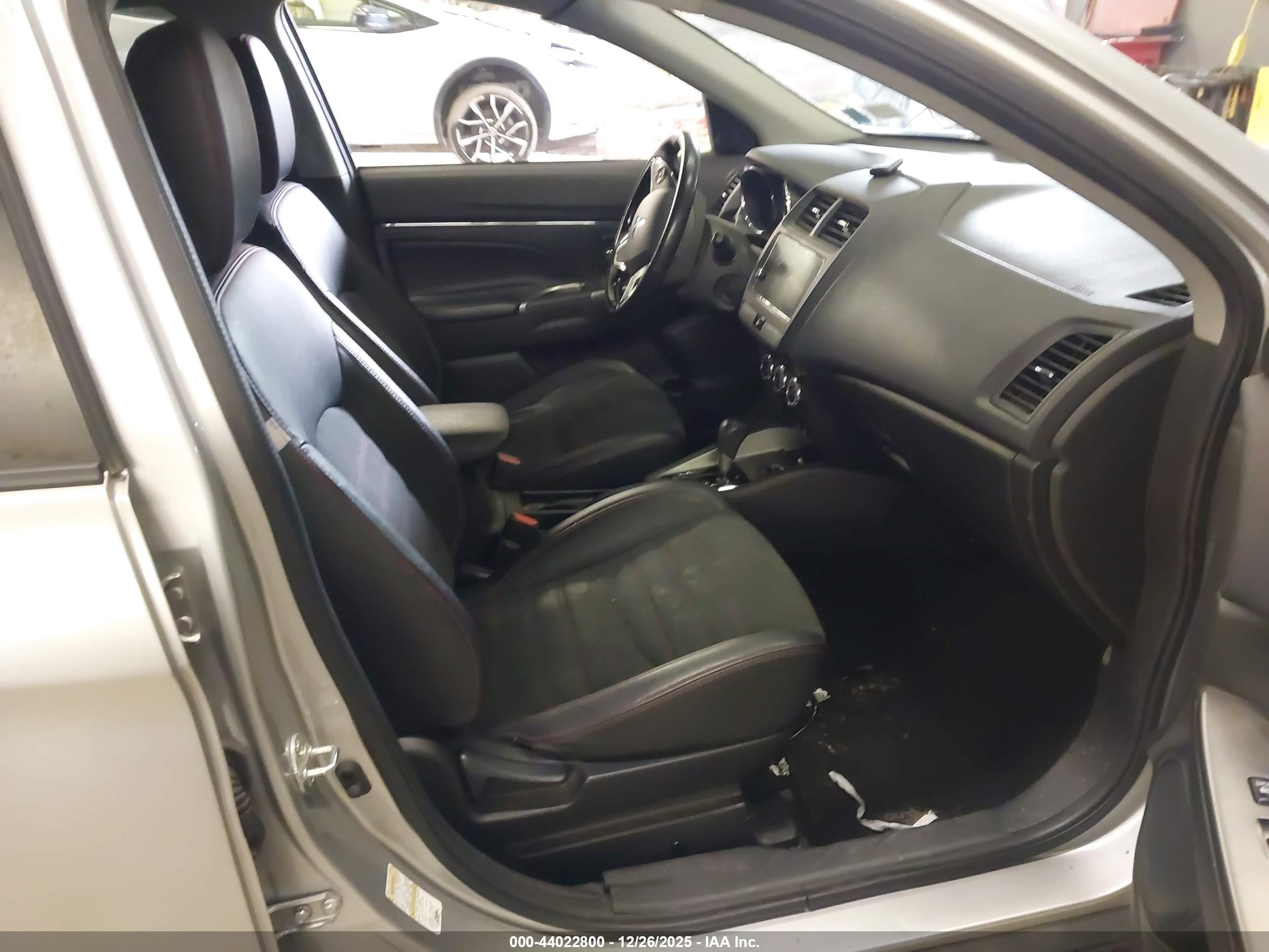 MITSUBISHI OUTLANDER image 5
