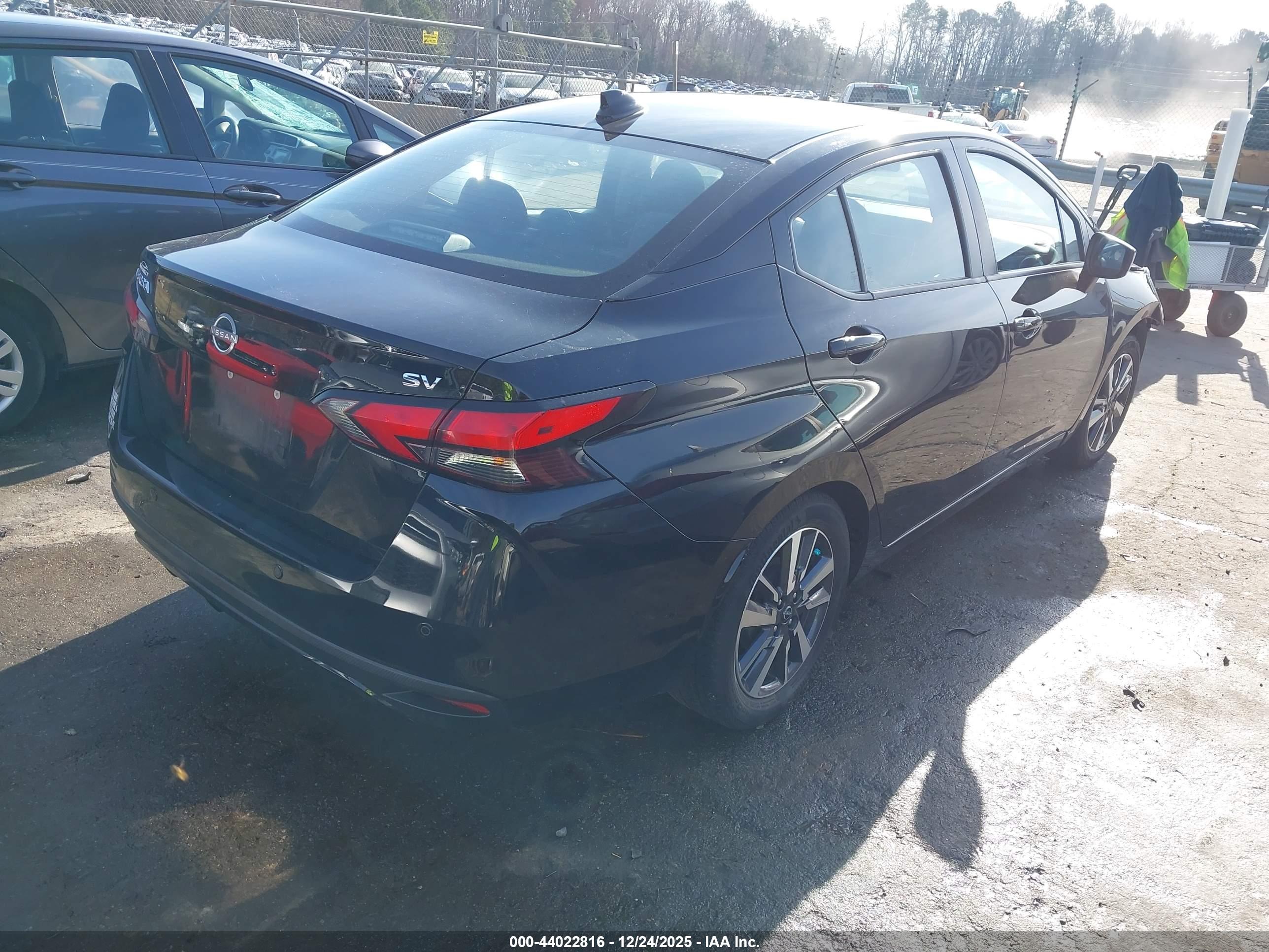 NISSAN VERSA image 4