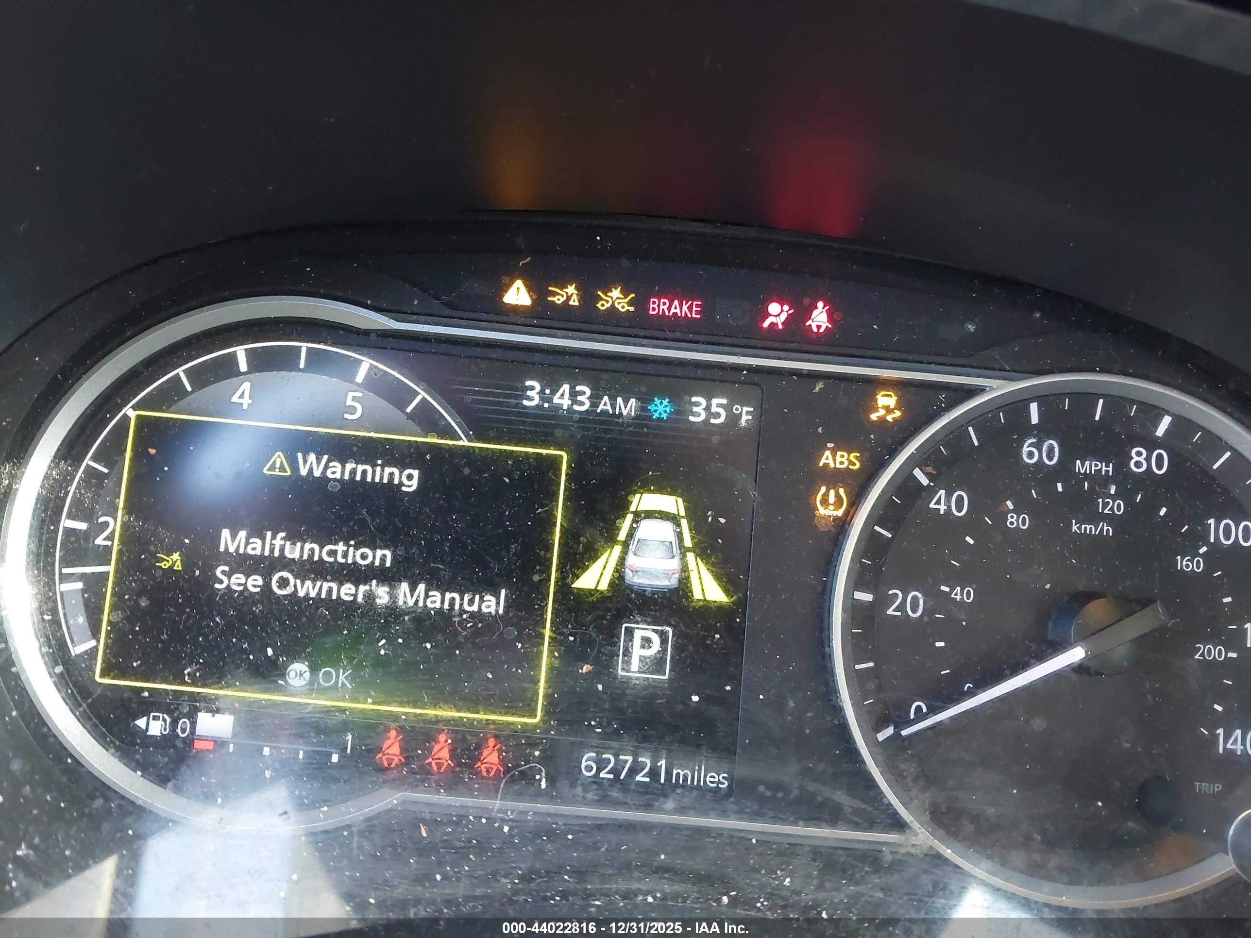 NISSAN VERSA image 7