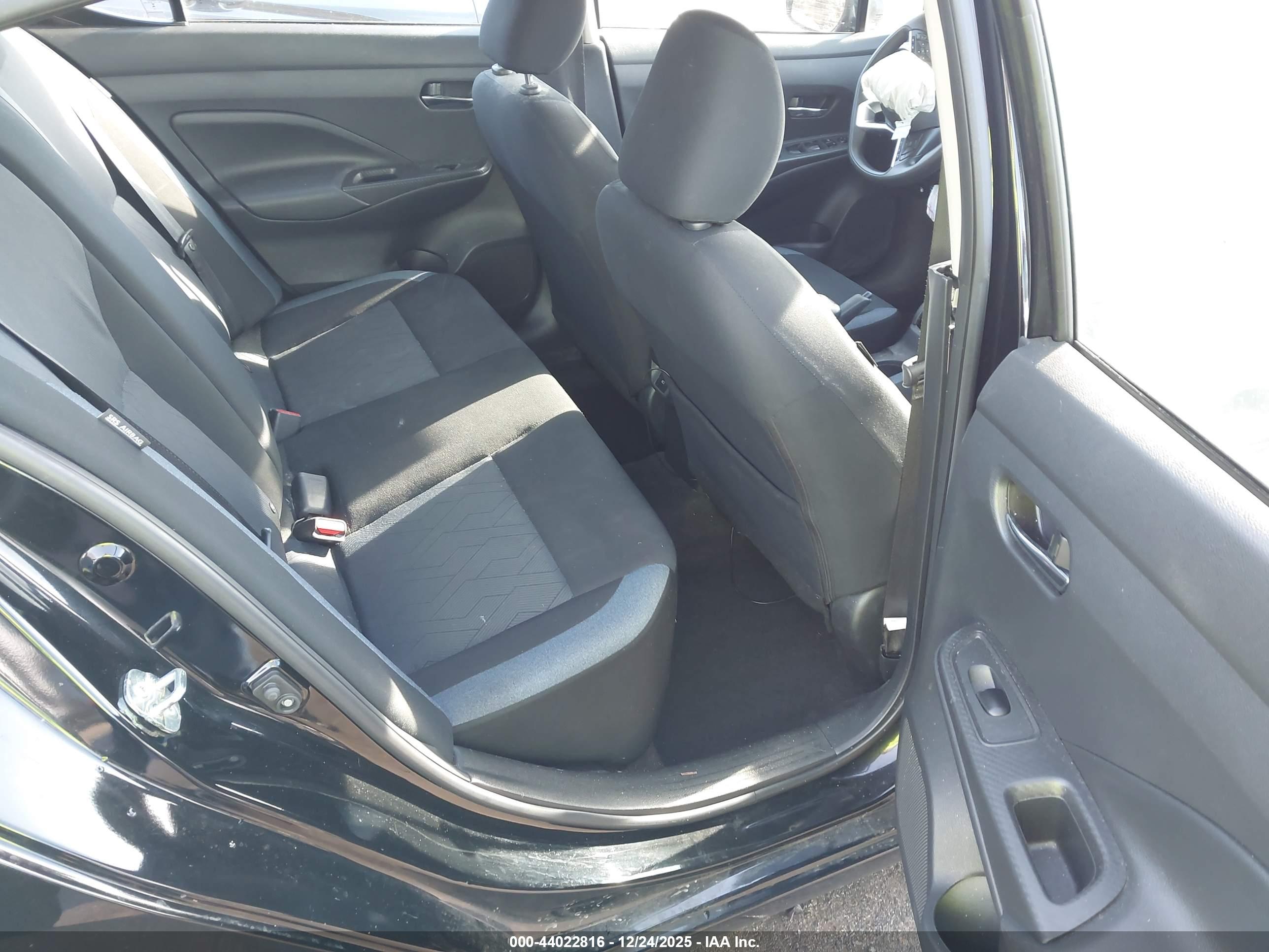 NISSAN VERSA image 8