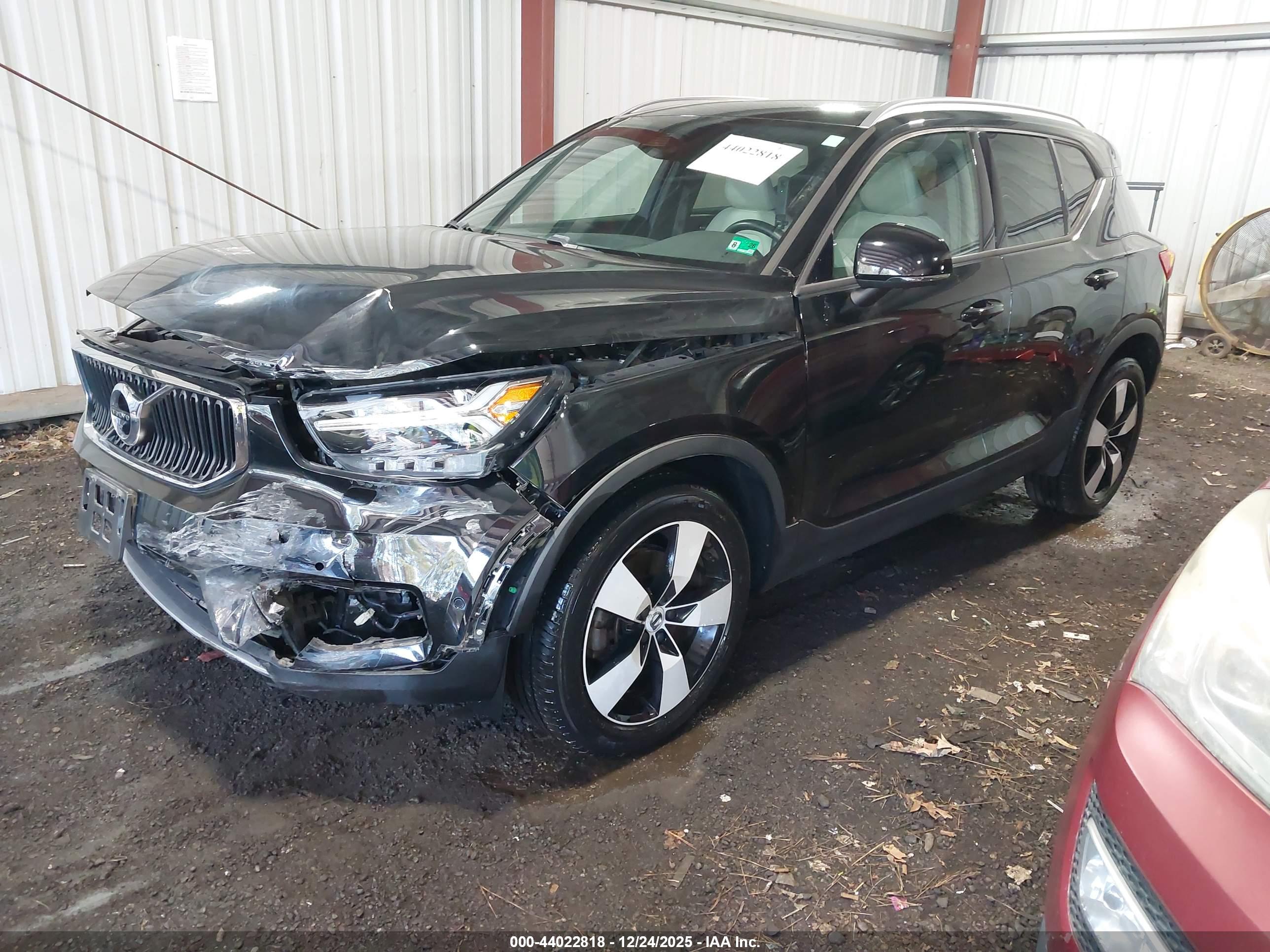 VOLVO XC40 image 2