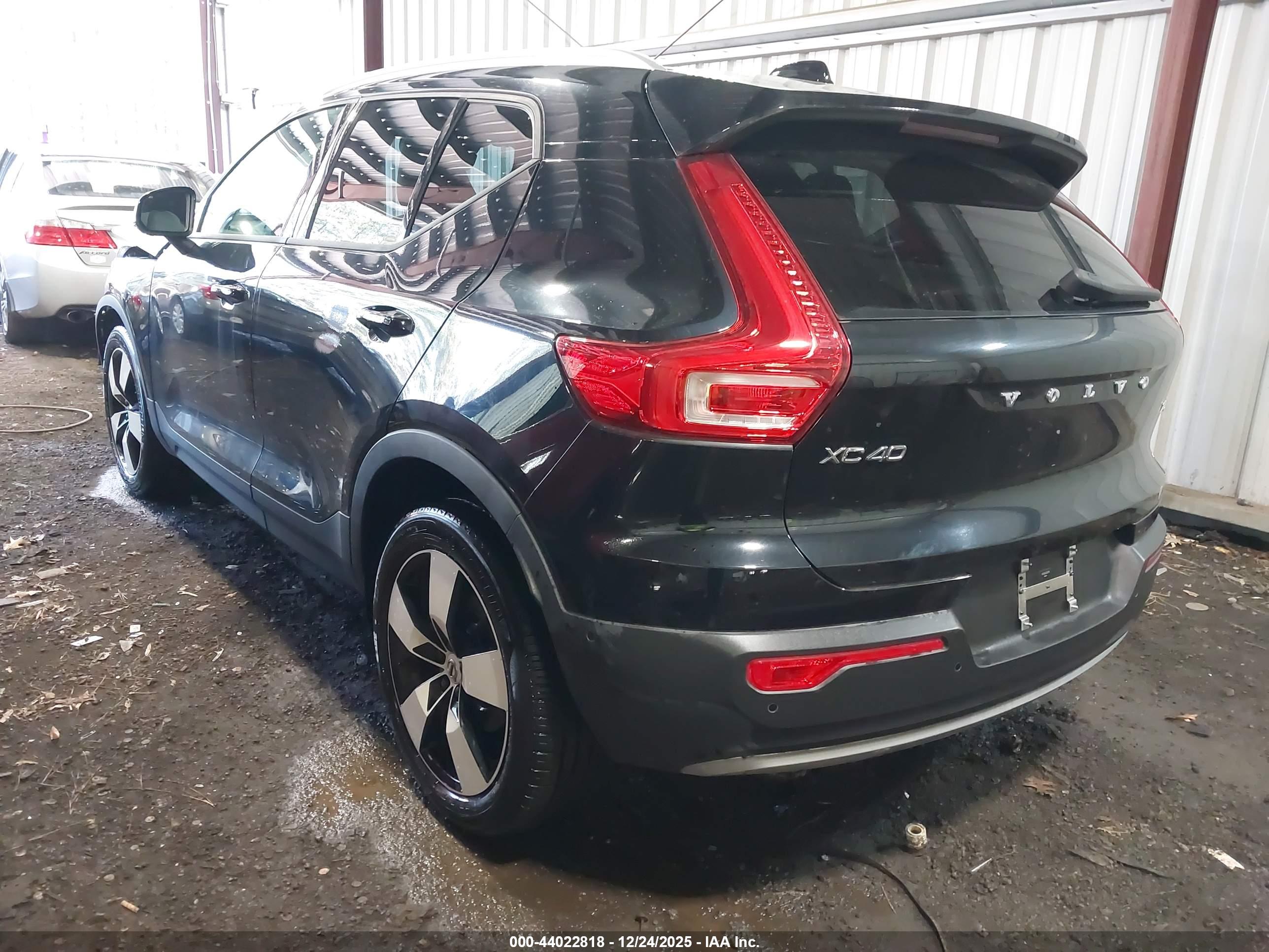 VOLVO XC40 image 3