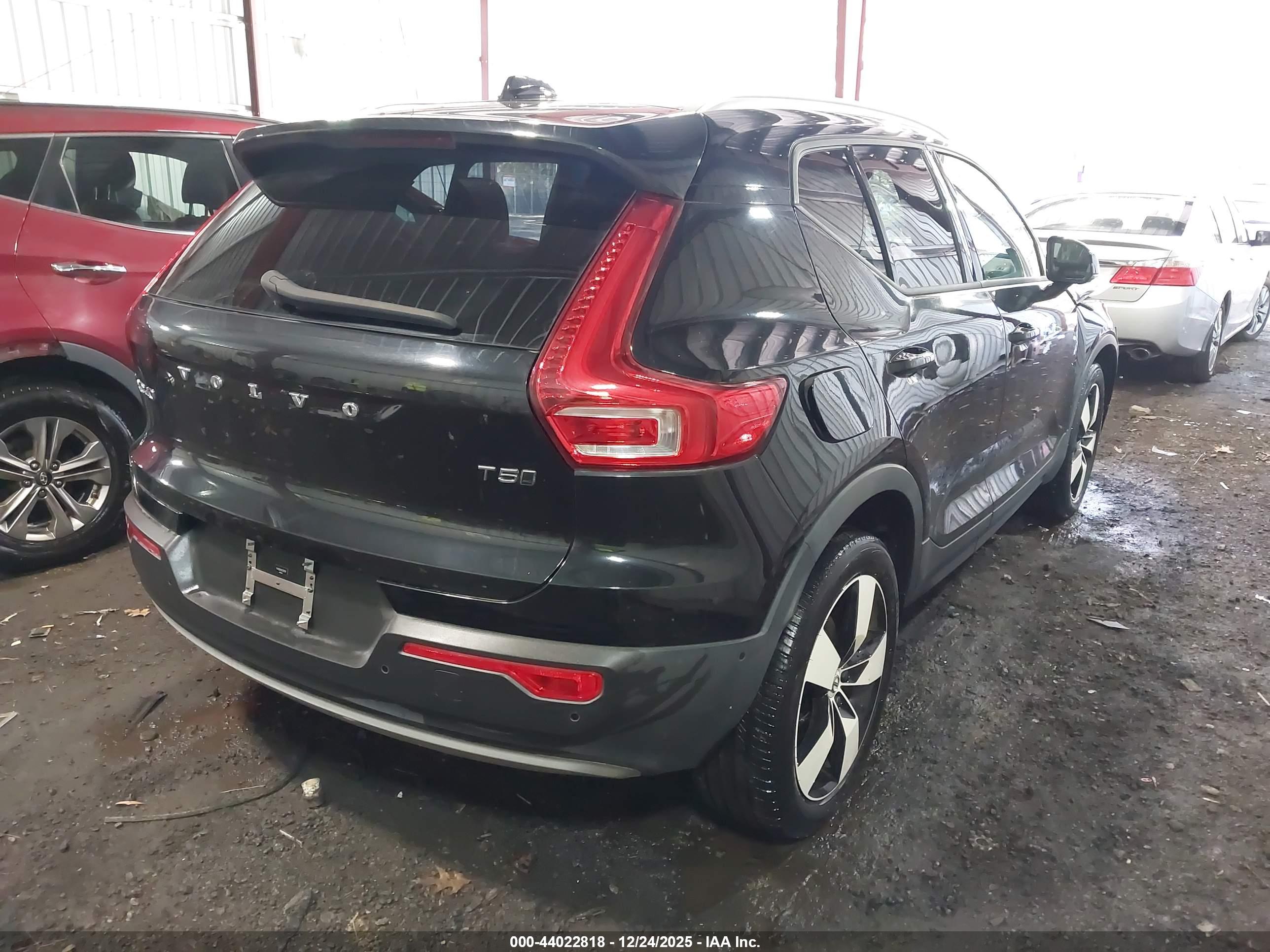VOLVO XC40 image 4