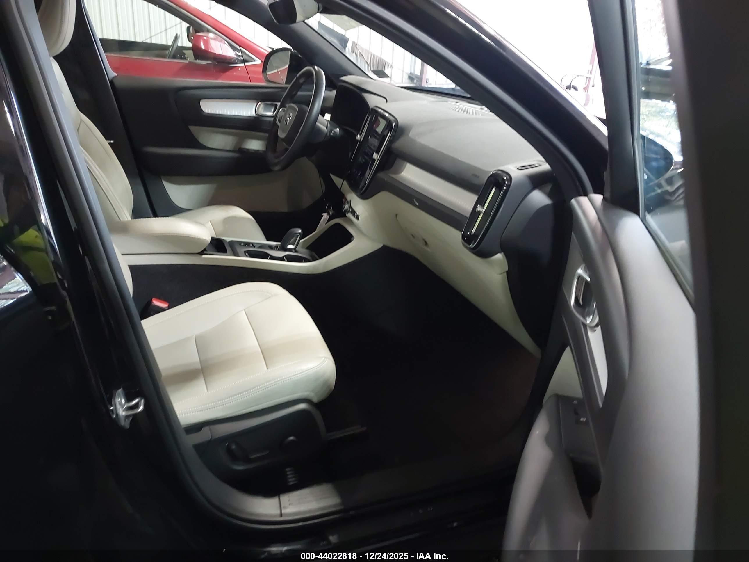 VOLVO XC40 image 5