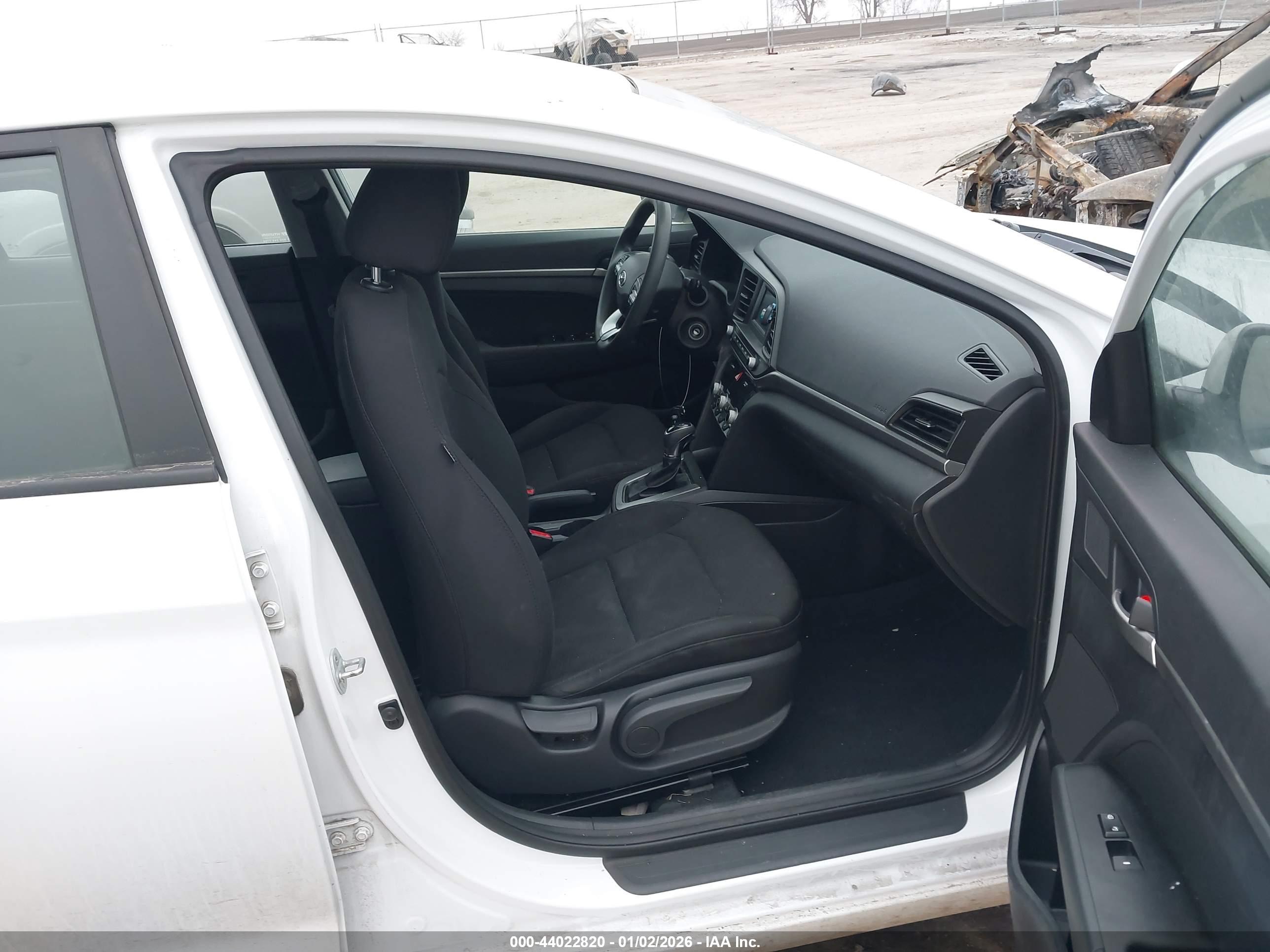 HYUNDAI ELANTRA image 5
