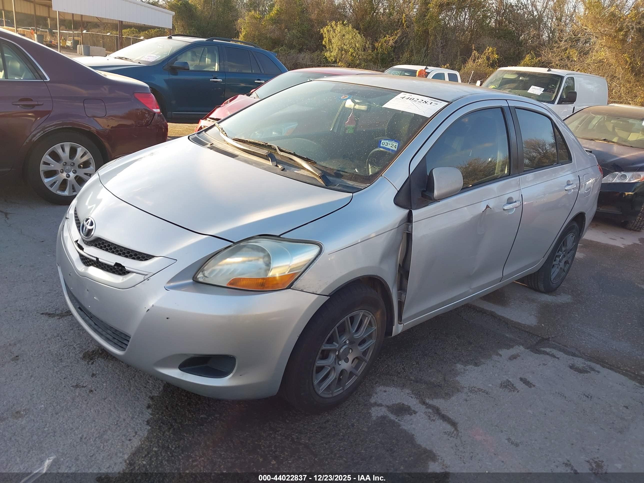 TOYOTA YARIS image 2